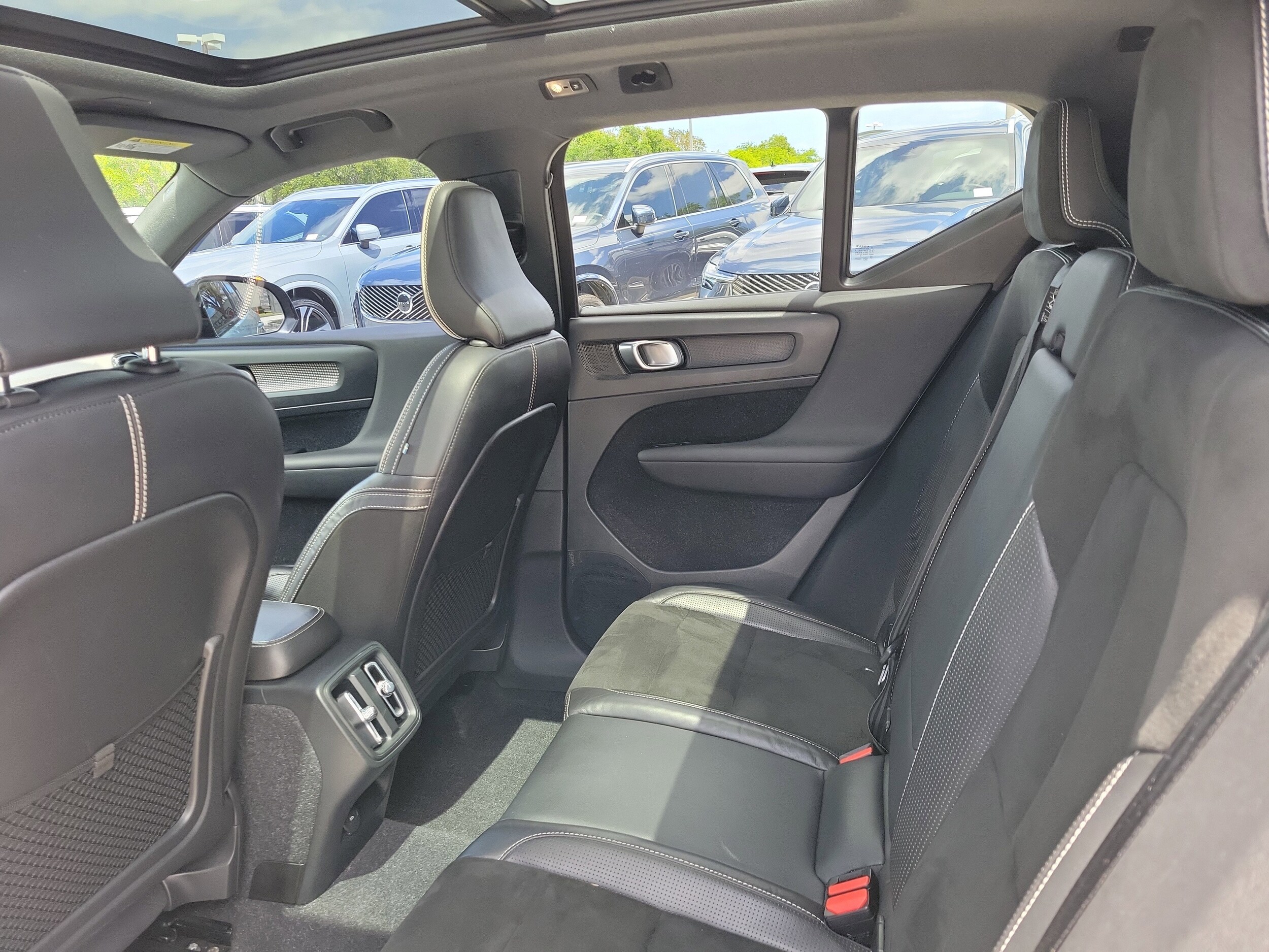 2021 Volvo XC40 R-Design - Photo 16