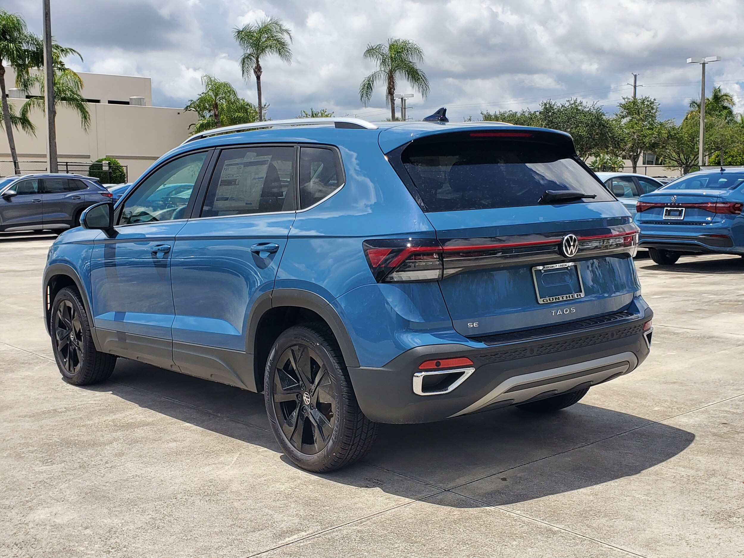 2025 Volkswagen Taos SE photo 3