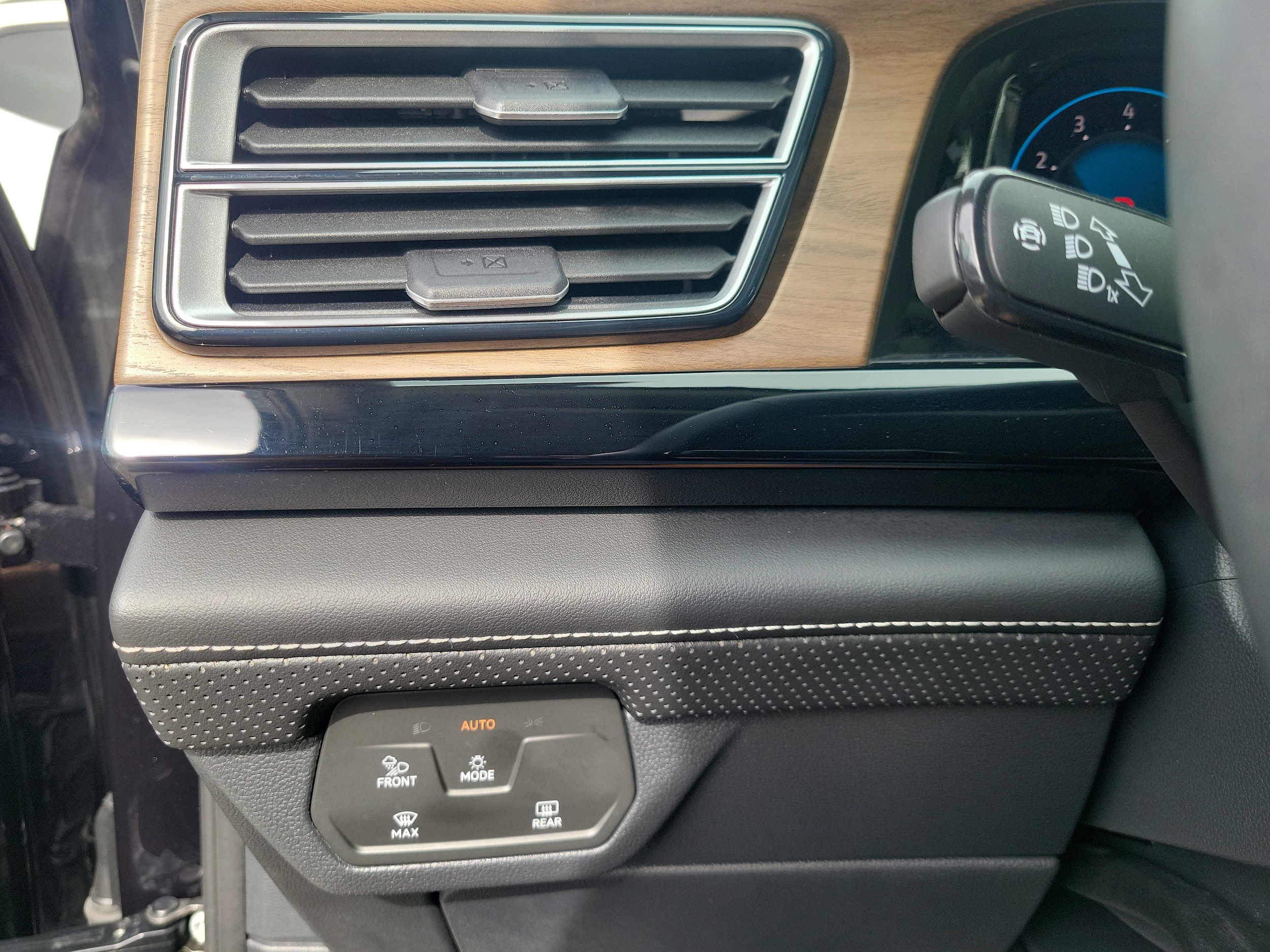 2024 Volkswagen Atlas SE w/Tech - Photo 18