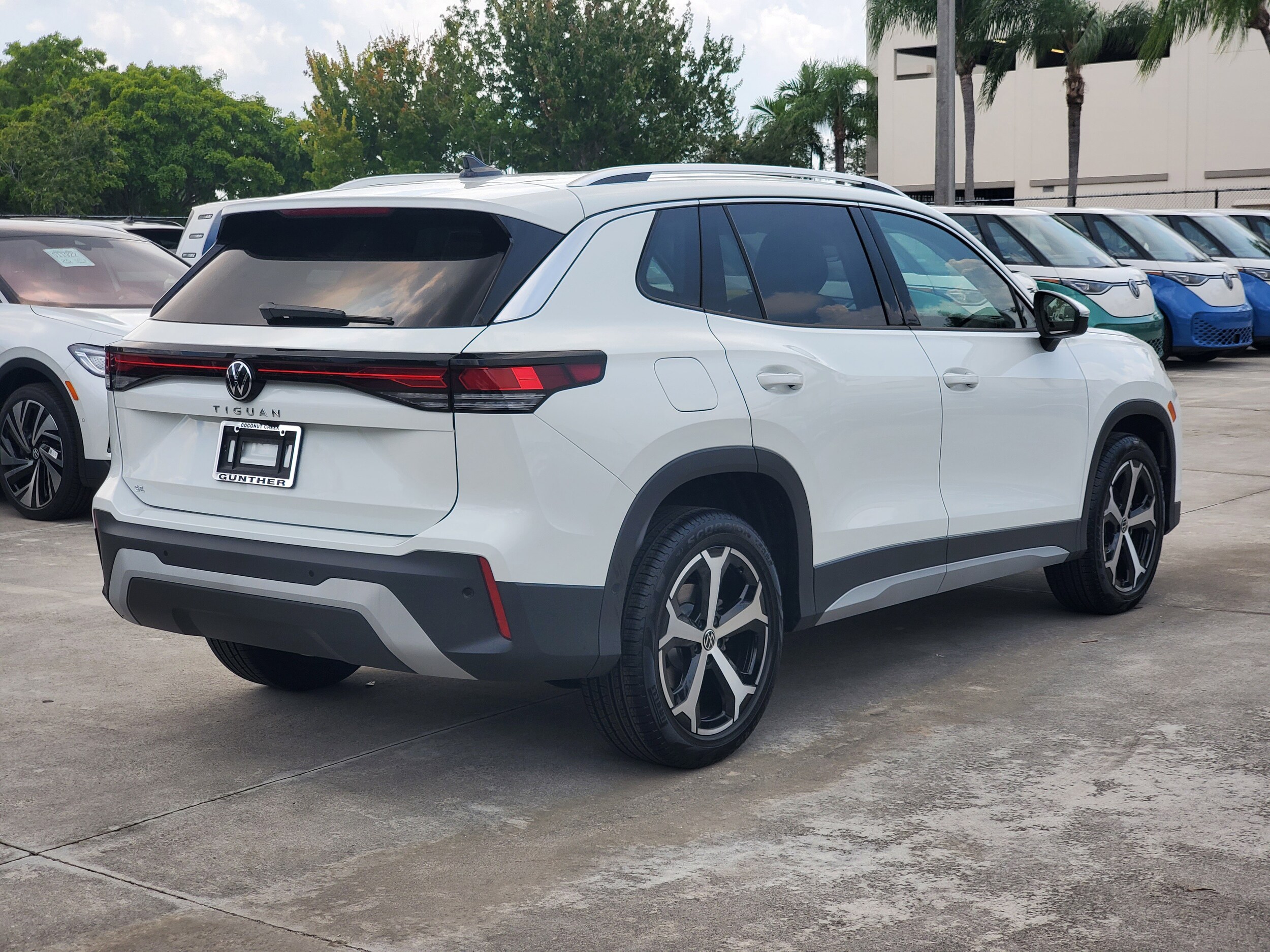 2026 Volkswagen Tiguan SE photo 3