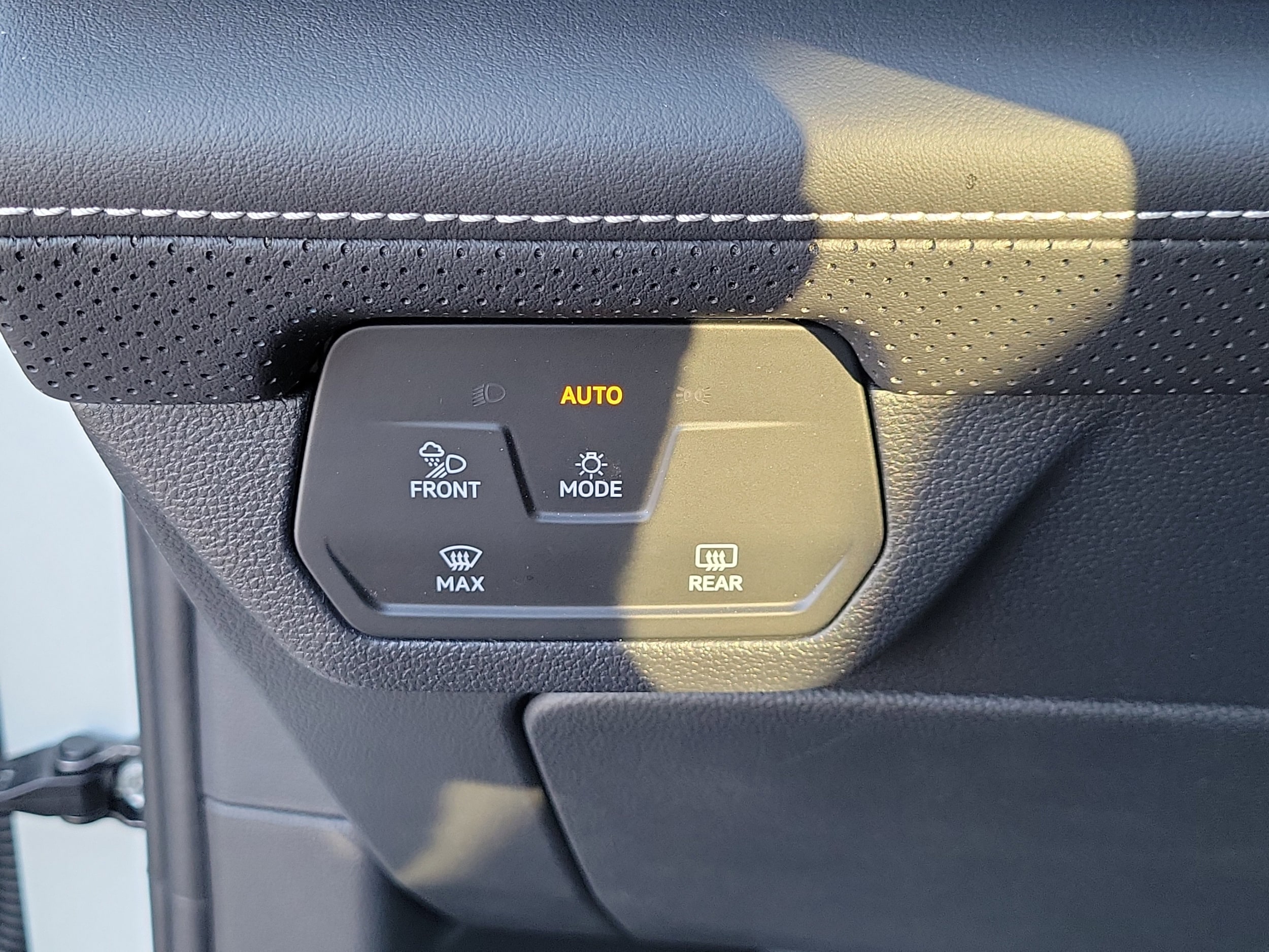 2025 Volkswagen Atlas Cross Sport SE w/Tech - Photo 18