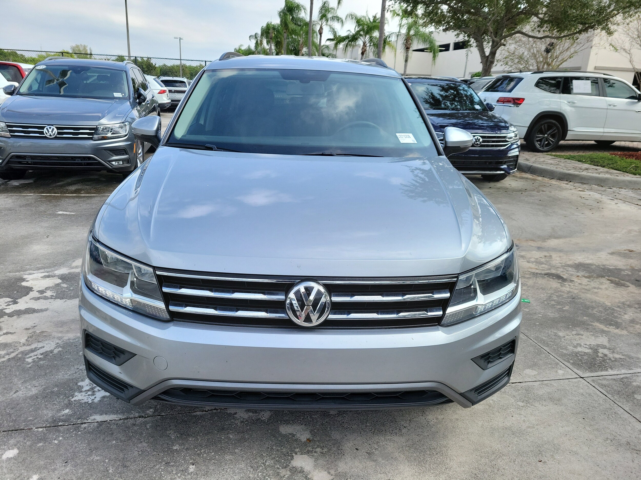 2020 Volkswagen Tiguan SE photo 2