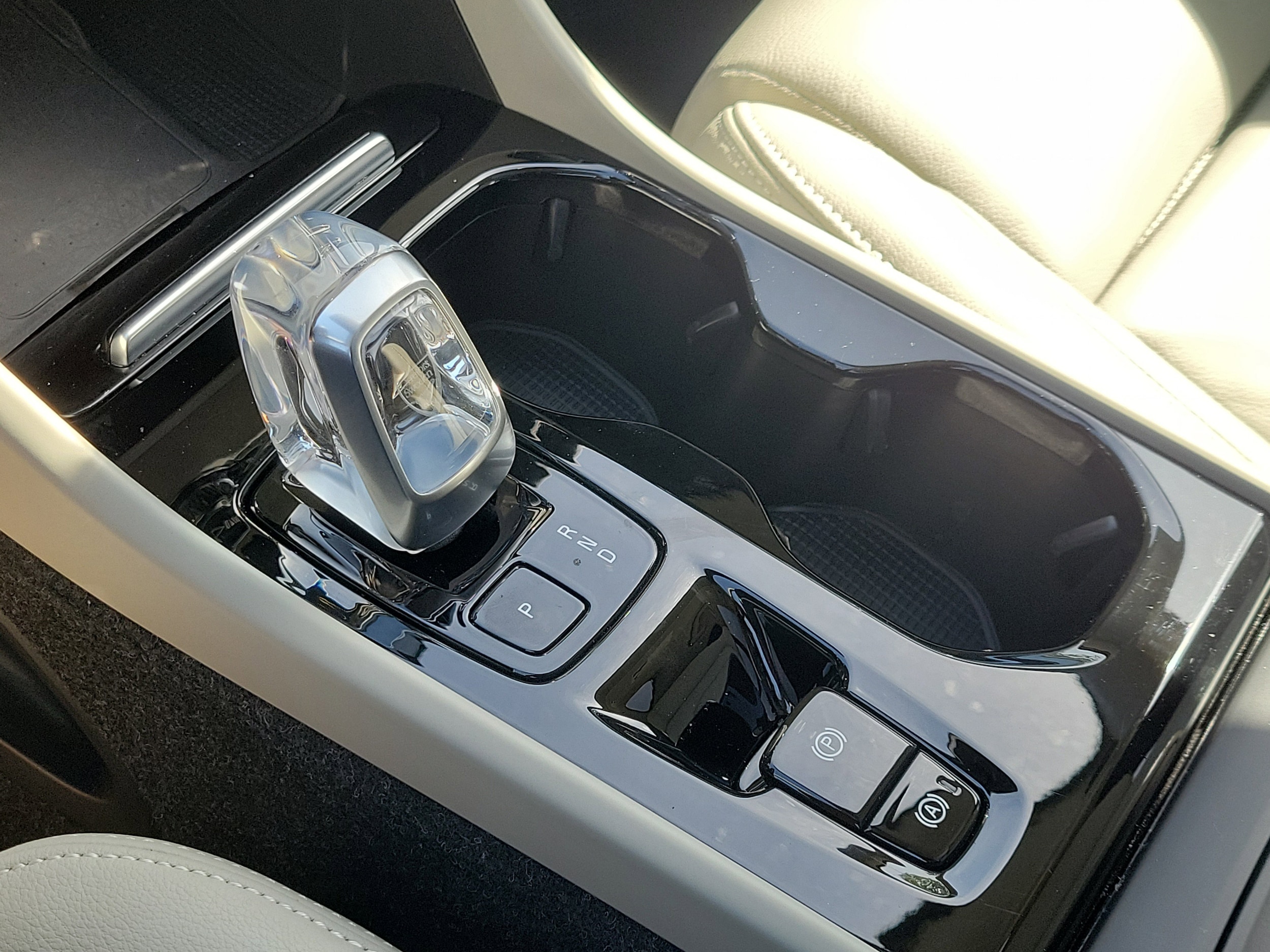 2024 Volvo XC40 Plus - Photo 30