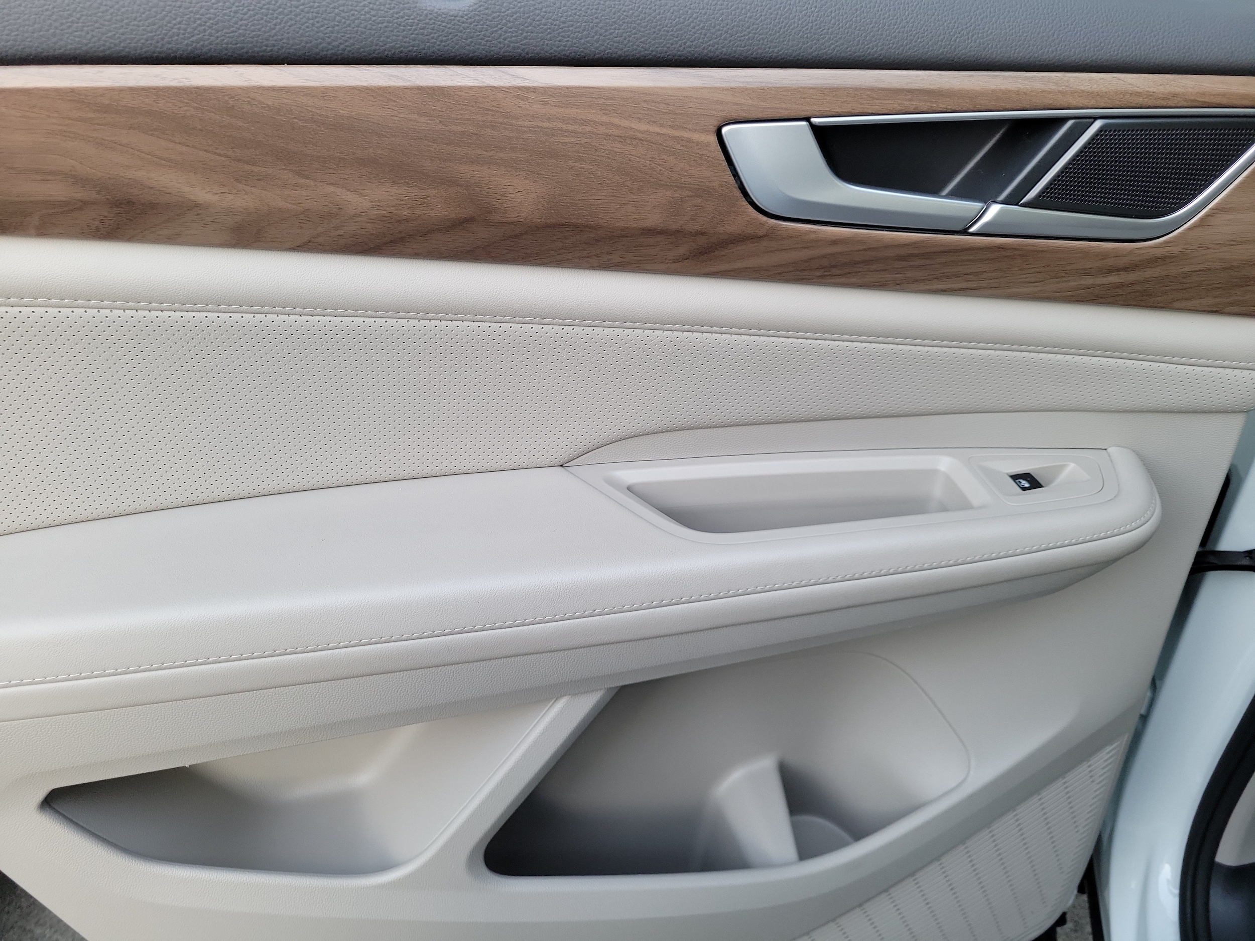 2024 Volkswagen Atlas SE w/Tech - Photo 10
