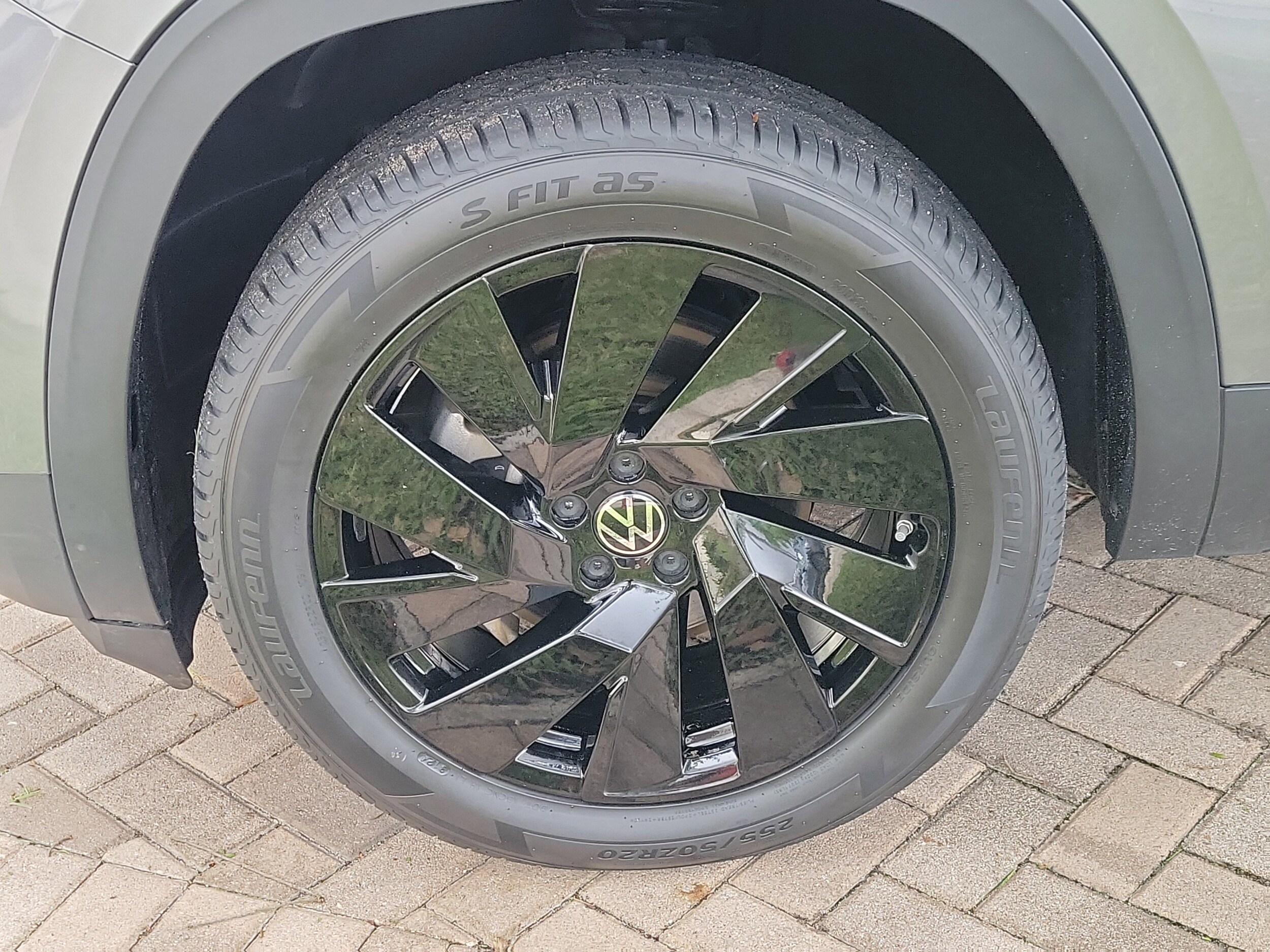 2024 Volkswagen Atlas Cross Sport SE Technology photo 3