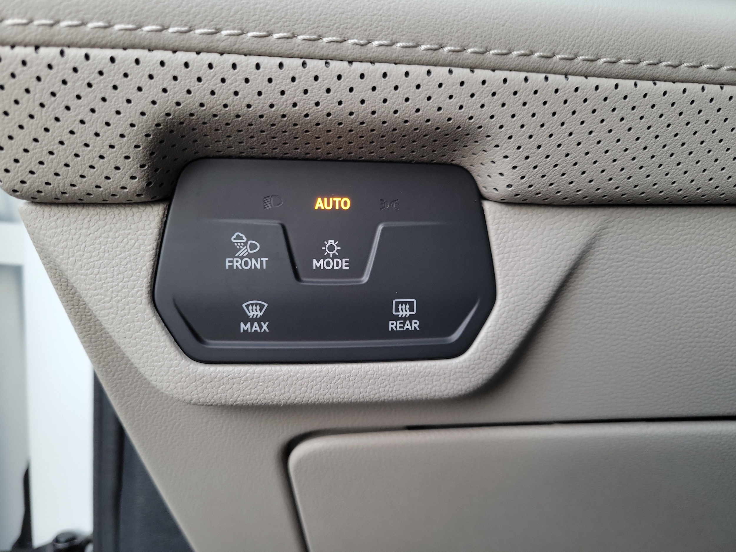 2024 Volkswagen Atlas SE w/Tech - Photo 14