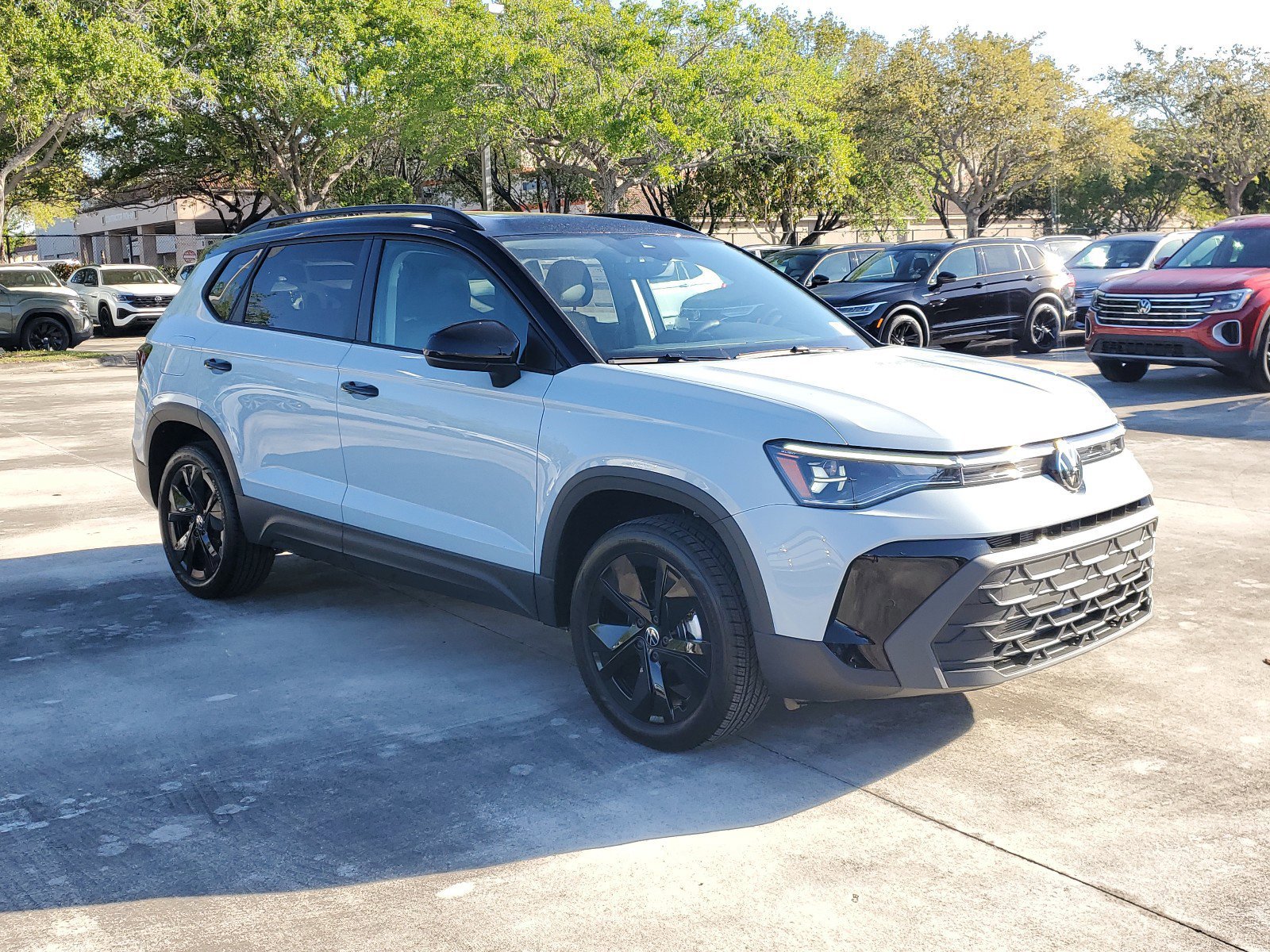2025 Volkswagen Taos SE photo 2