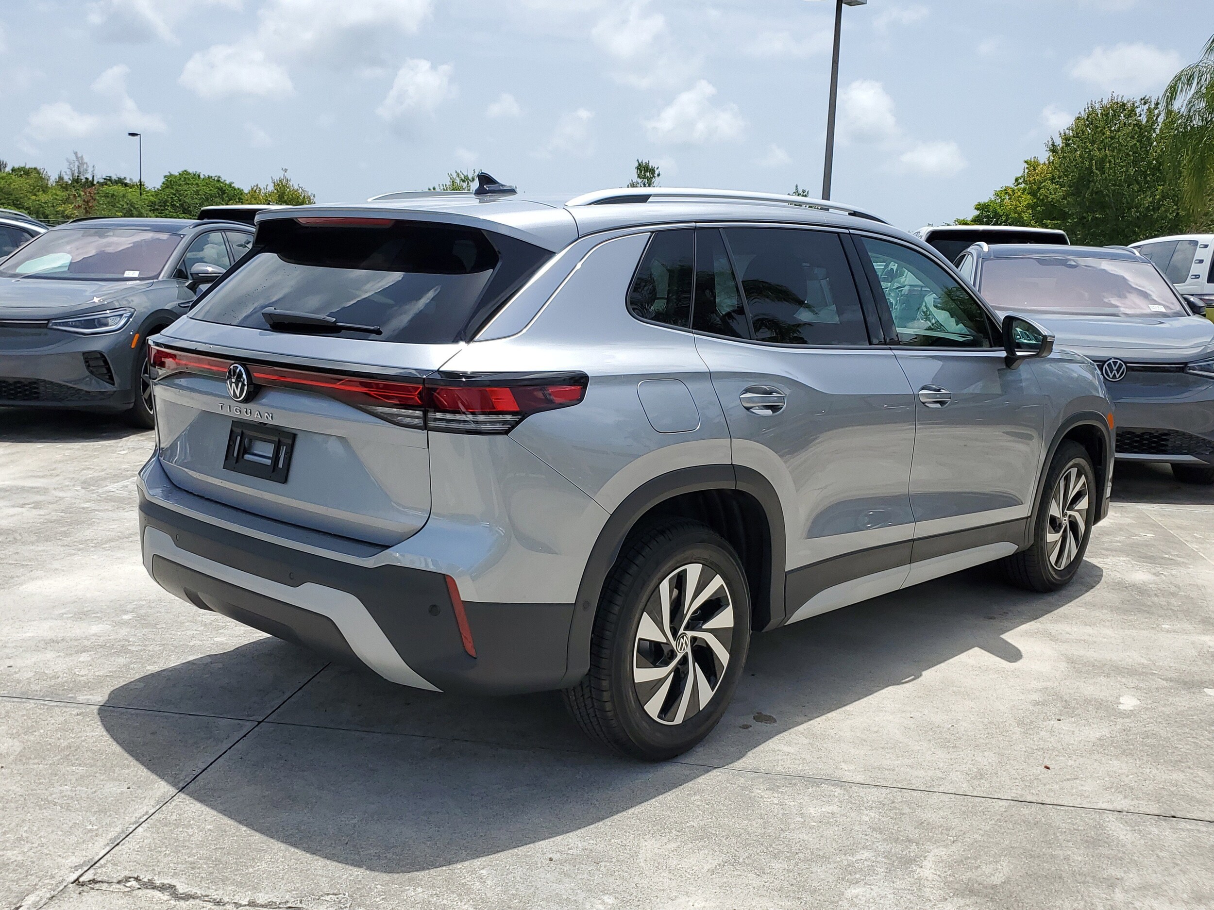2025 Volkswagen Tiguan S photo 3
