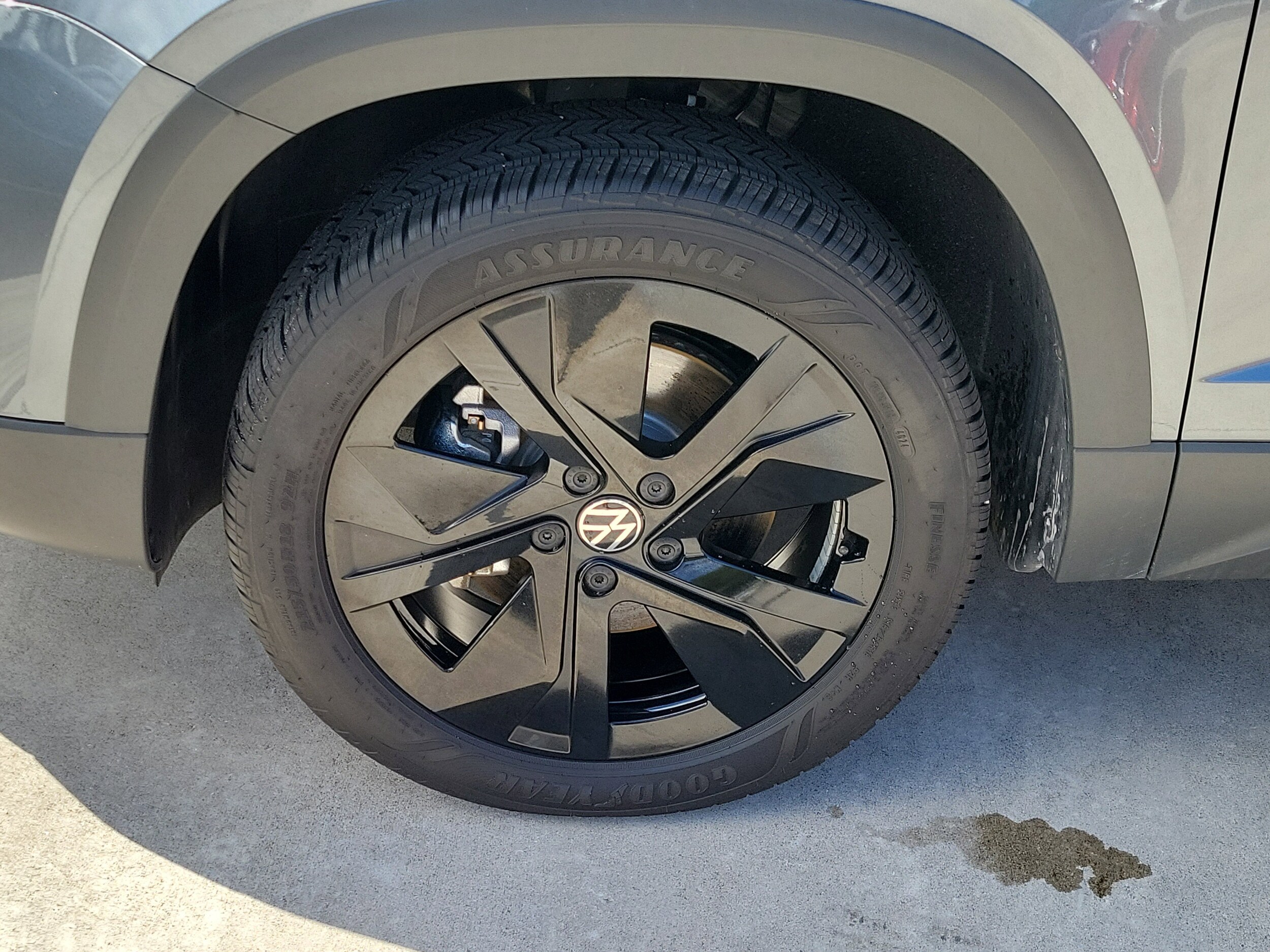 2025 Volkswagen Taos SE photo 3