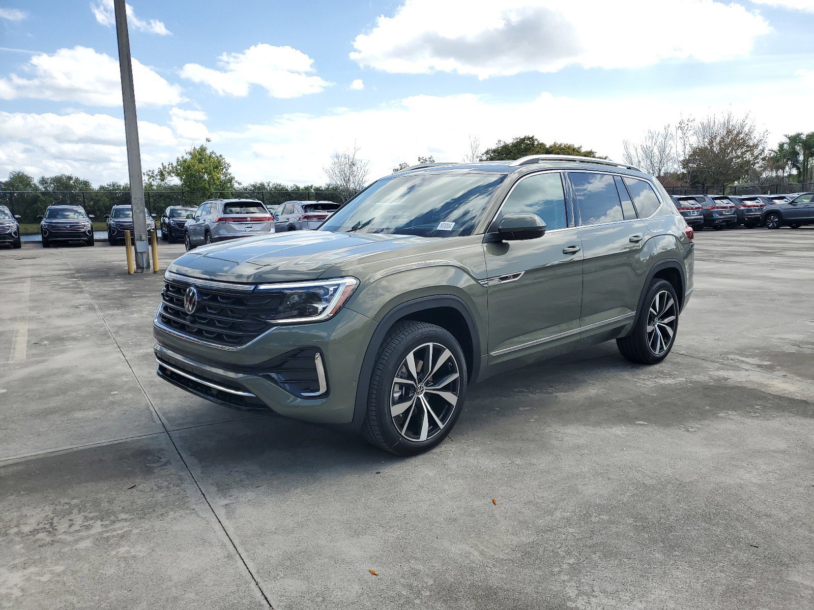 2025 Volkswagen Atlas 2.0T SEL Premium R-Line