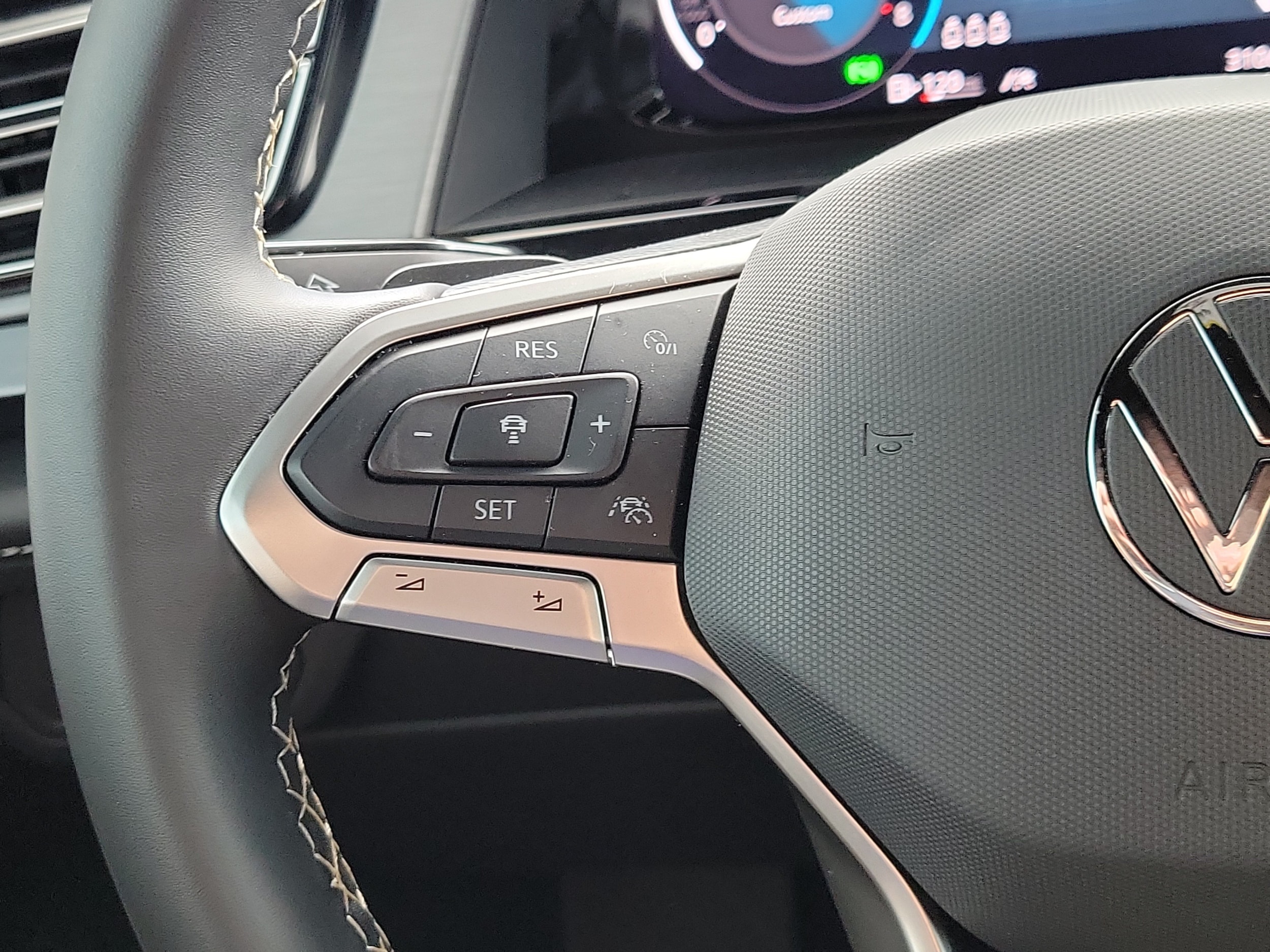2024 Volkswagen Atlas Cross Sport SE w/Tech - Photo 23