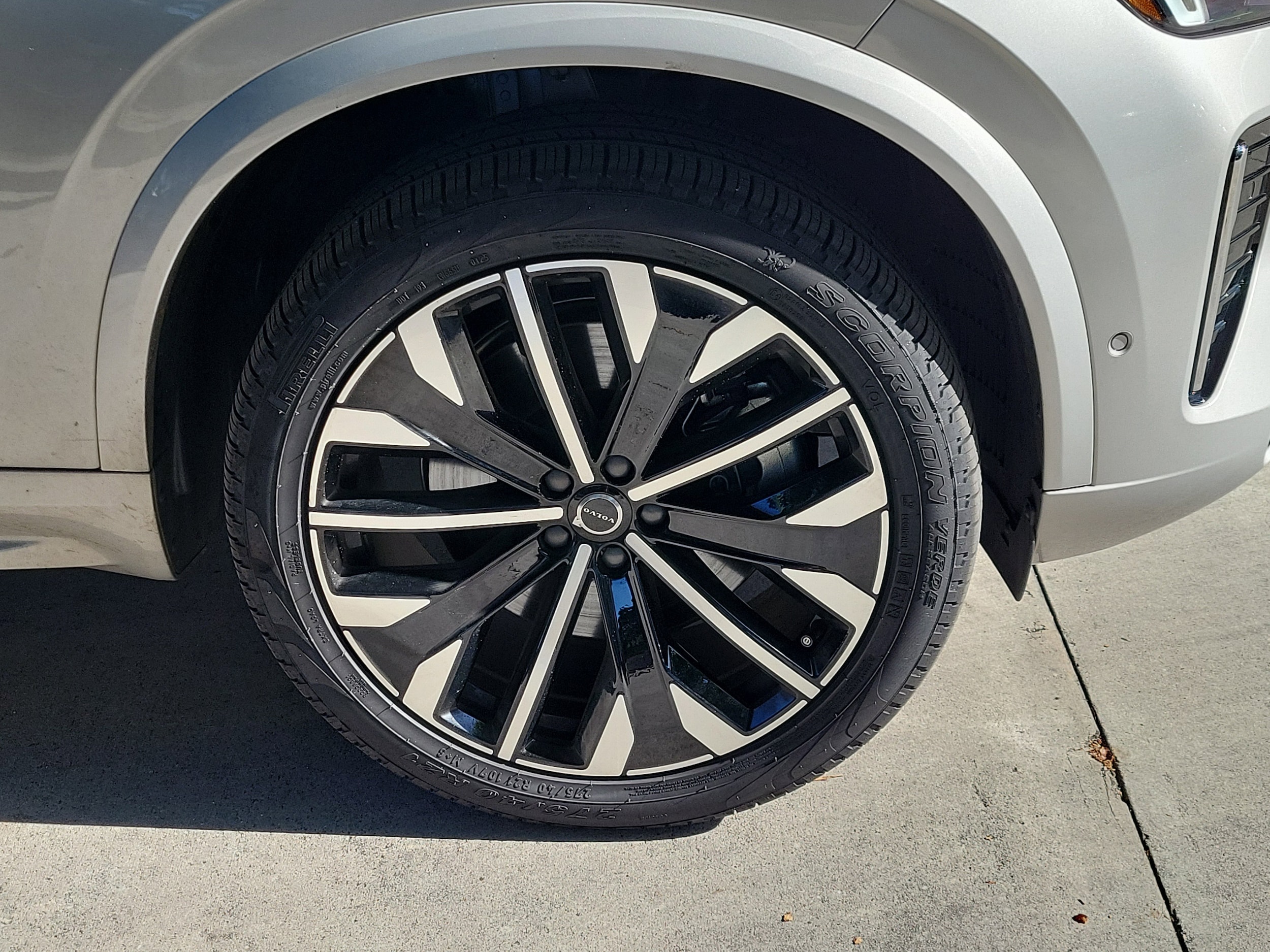 2025 Volvo XC90 Plus - Photo 11