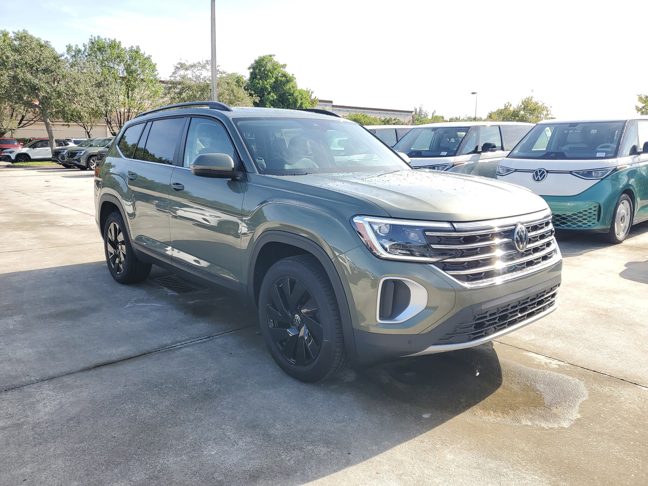 2026 Volkswagen Atlas SE photo 2