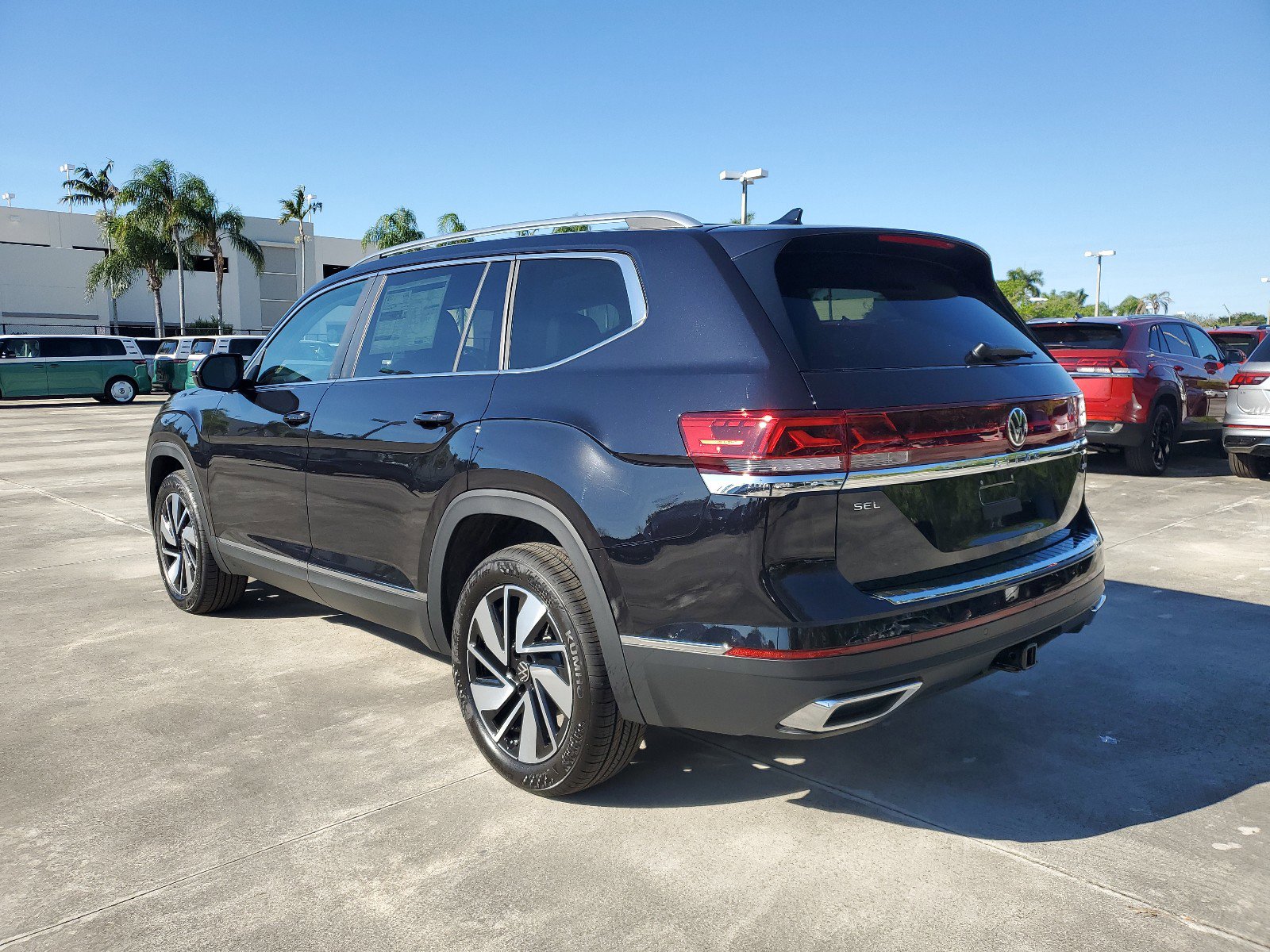 2025 Volkswagen Atlas SEL photo 4