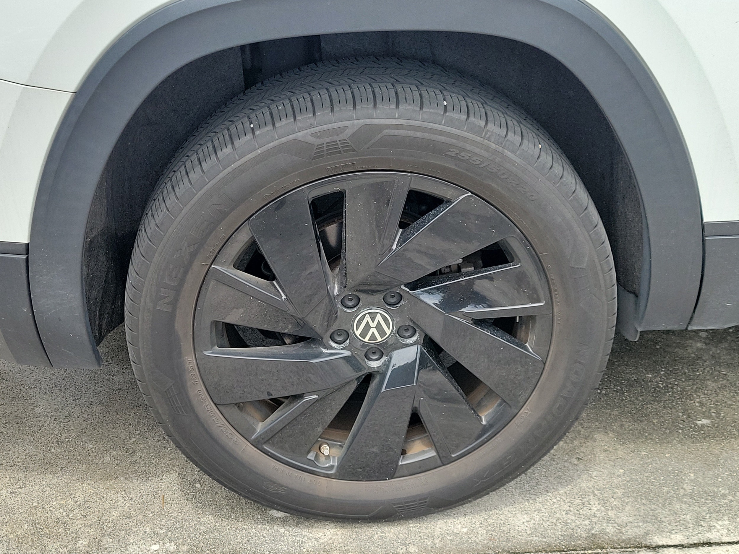 2024 Volkswagen Atlas SE w/Tech - Photo 9