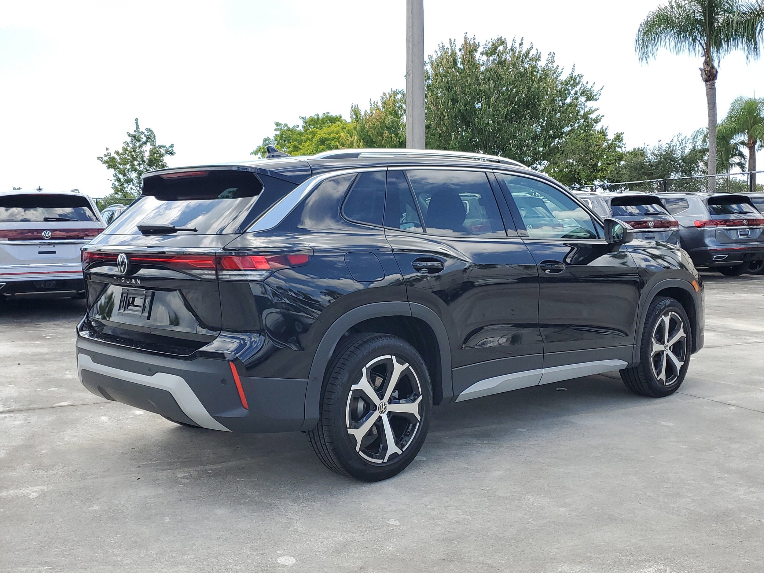 2025 Volkswagen Tiguan SE photo 3