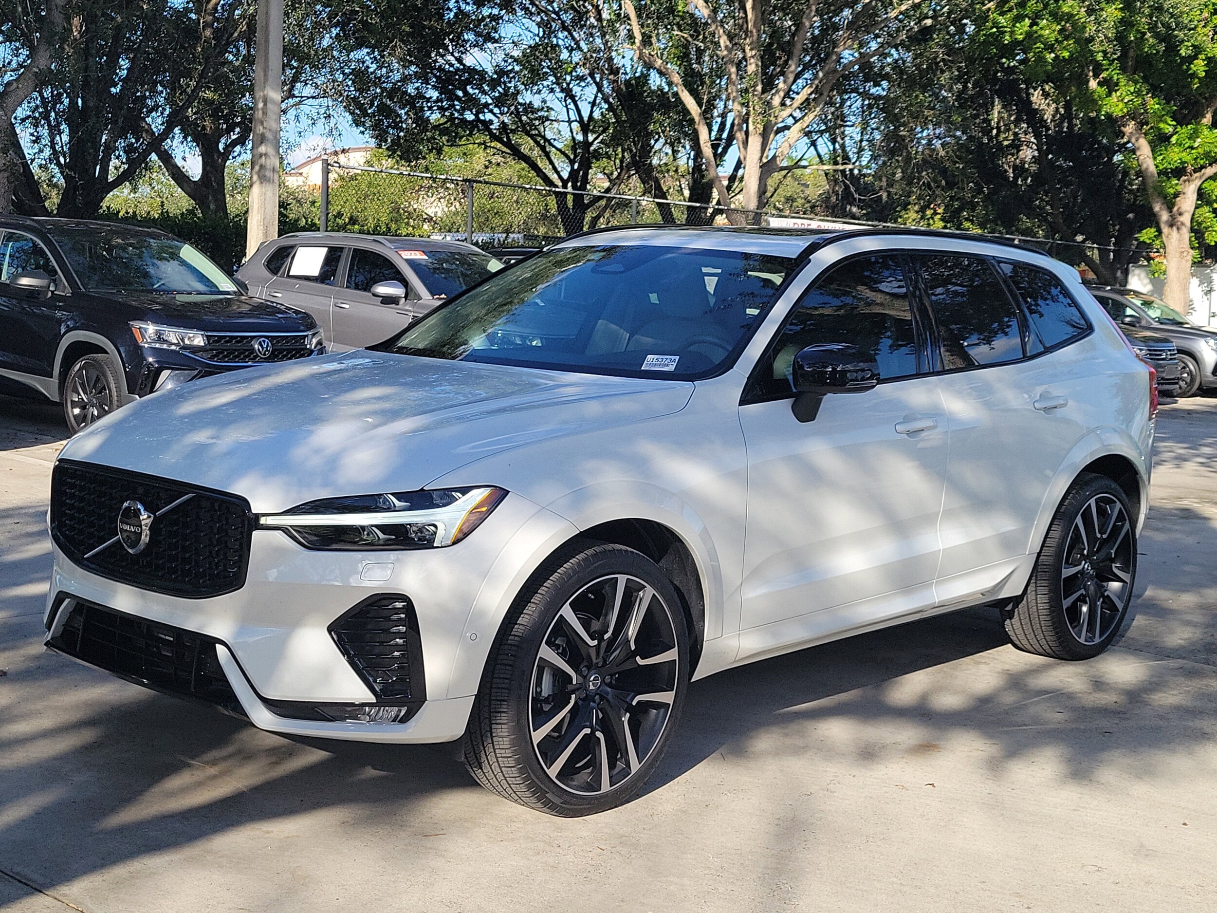 2025 Volvo XC60 B5 photo 3