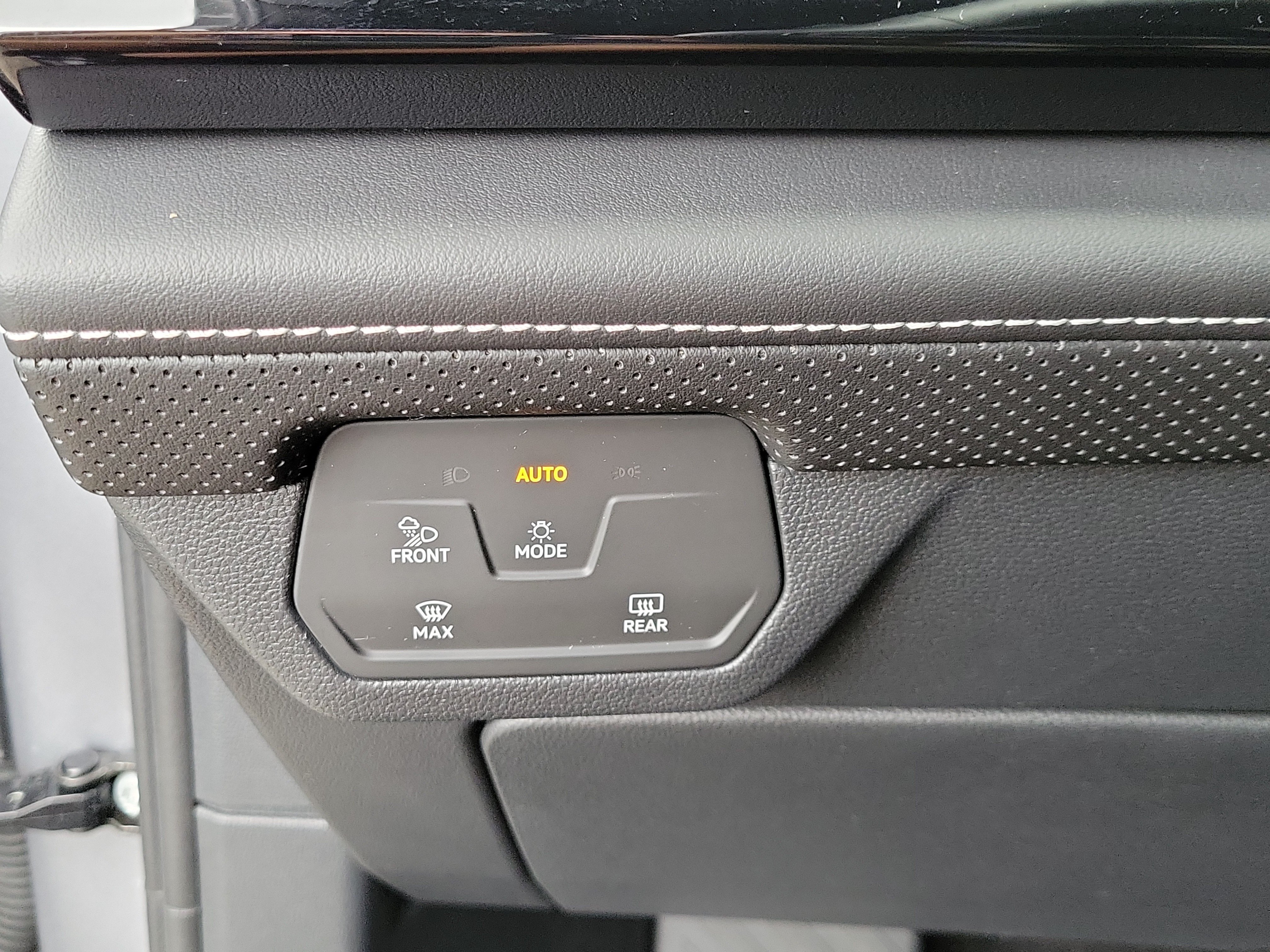 2024 Volkswagen Atlas Cross Sport SE w/Tech - Photo 21