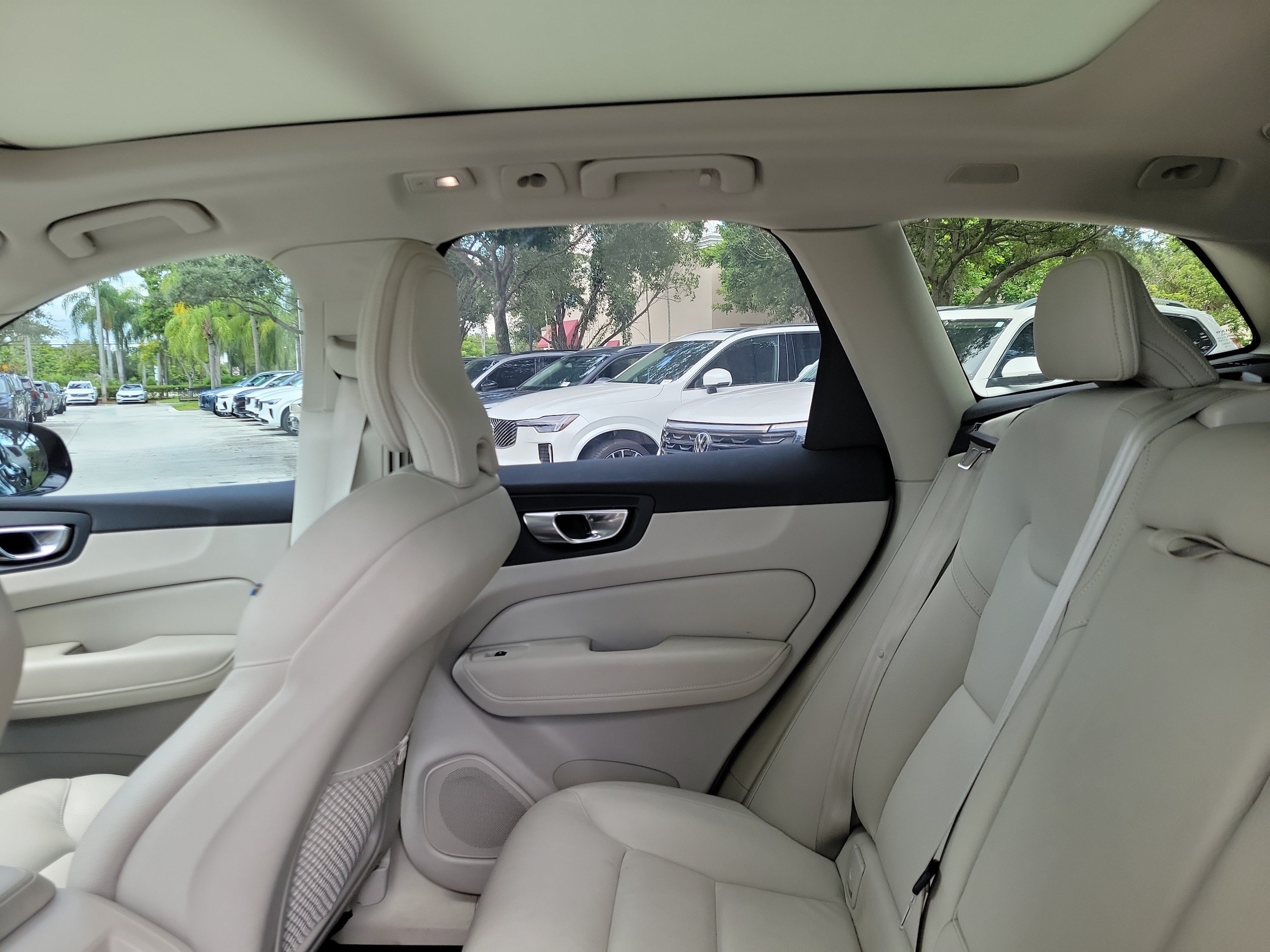 2025 Volvo XC60 Plus - Photo 10