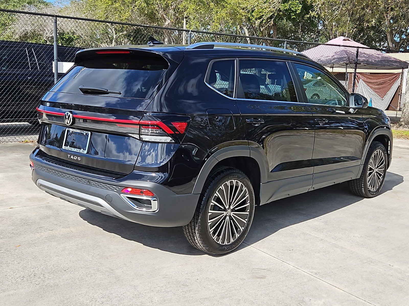 2025 Volkswagen Taos SE photo 3