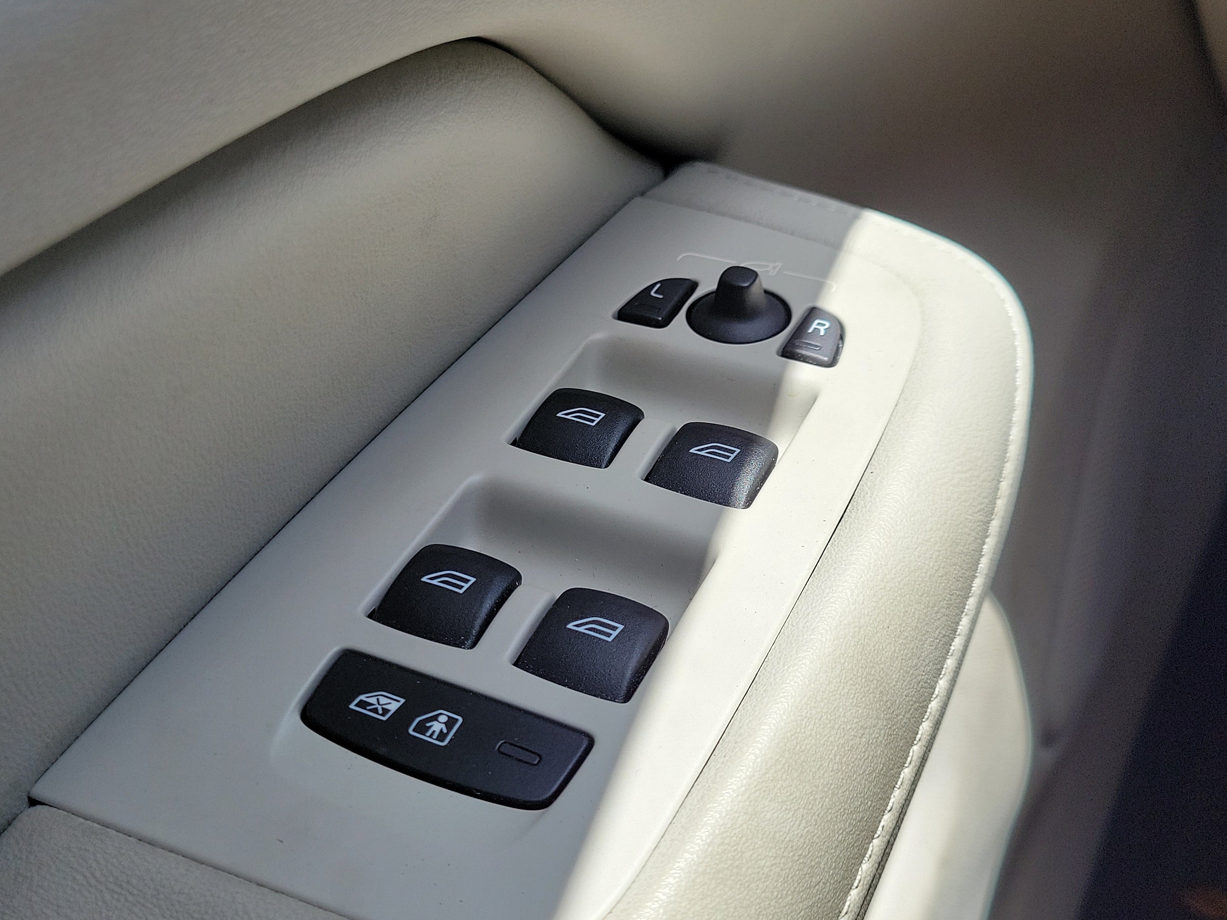 2024 Volvo S60 Plus - Photo 25