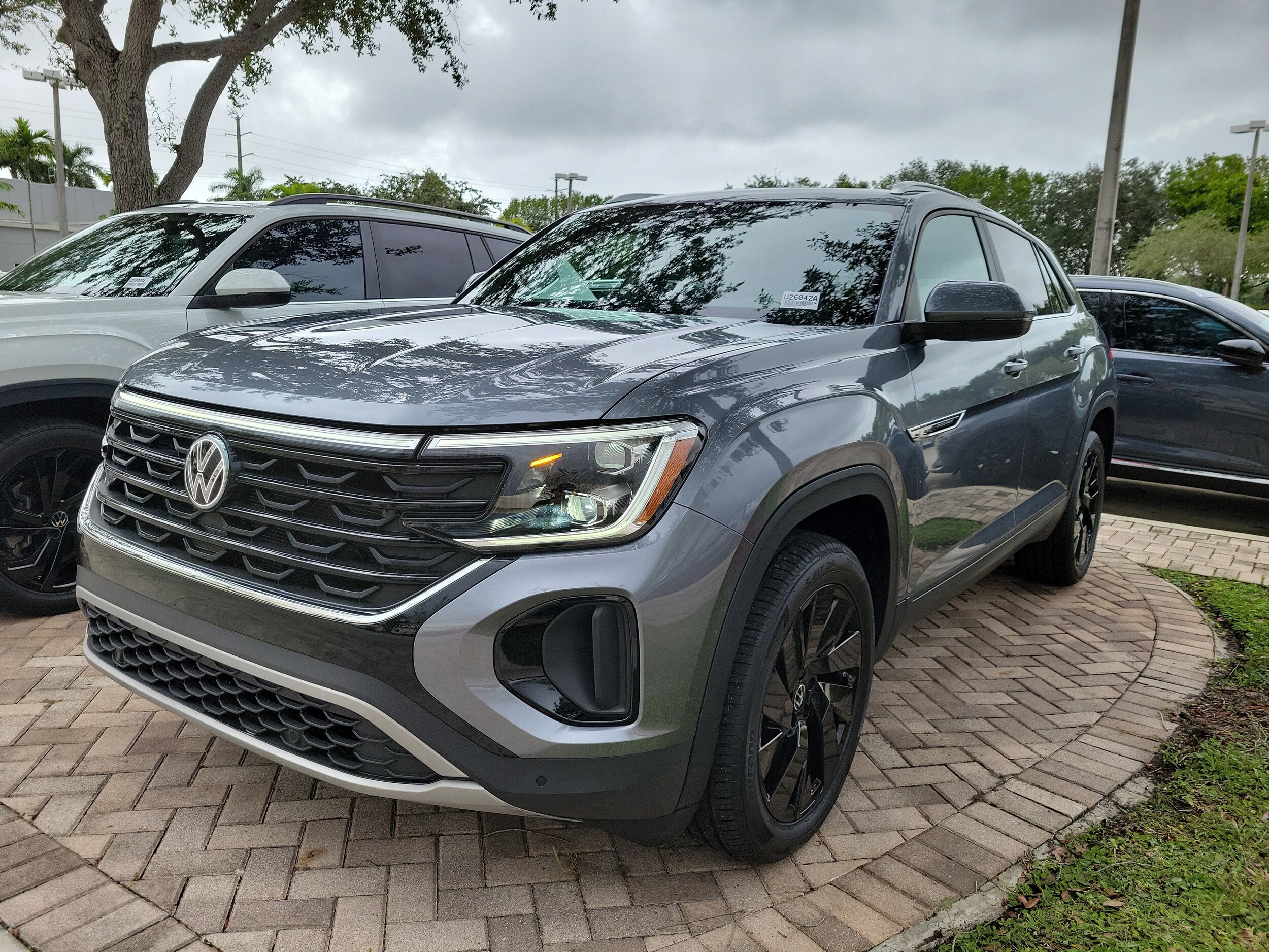 2024 Volkswagen Atlas Cross Sport SE Technology photo 2