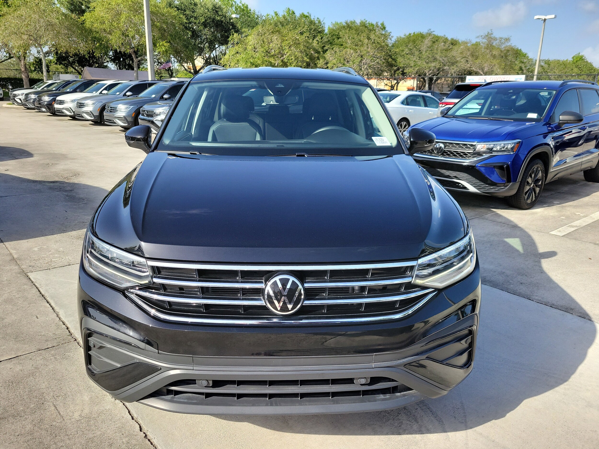2023 Volkswagen Tiguan SE photo 2