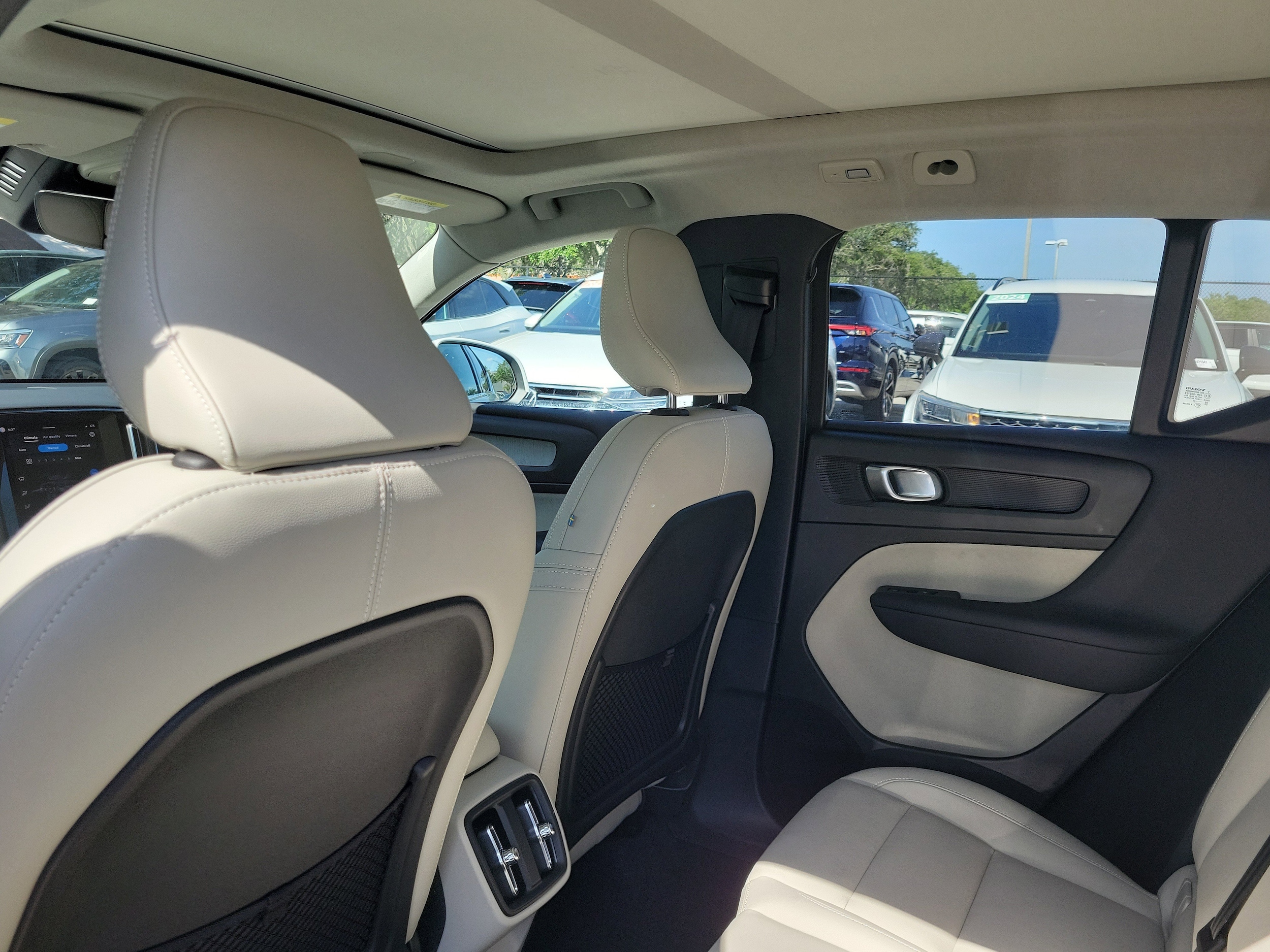 2024 Volvo XC40 Plus - Photo 15