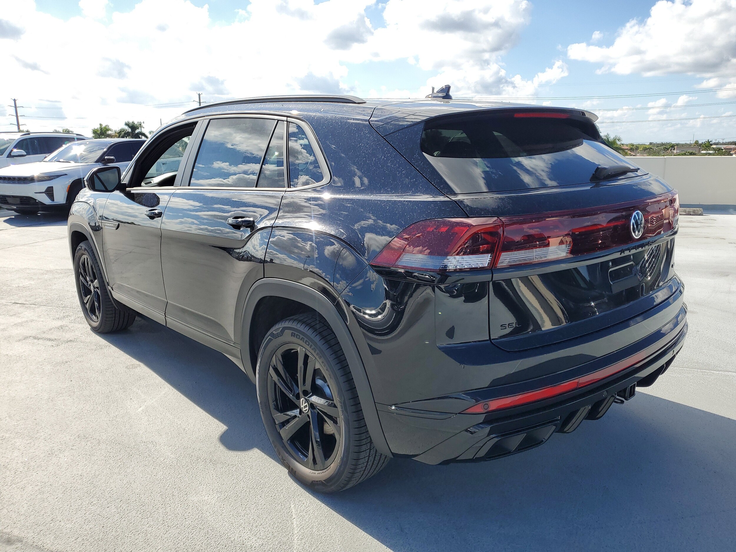 2026 Volkswagen Atlas Cross Sport SEL R-Line photo 4