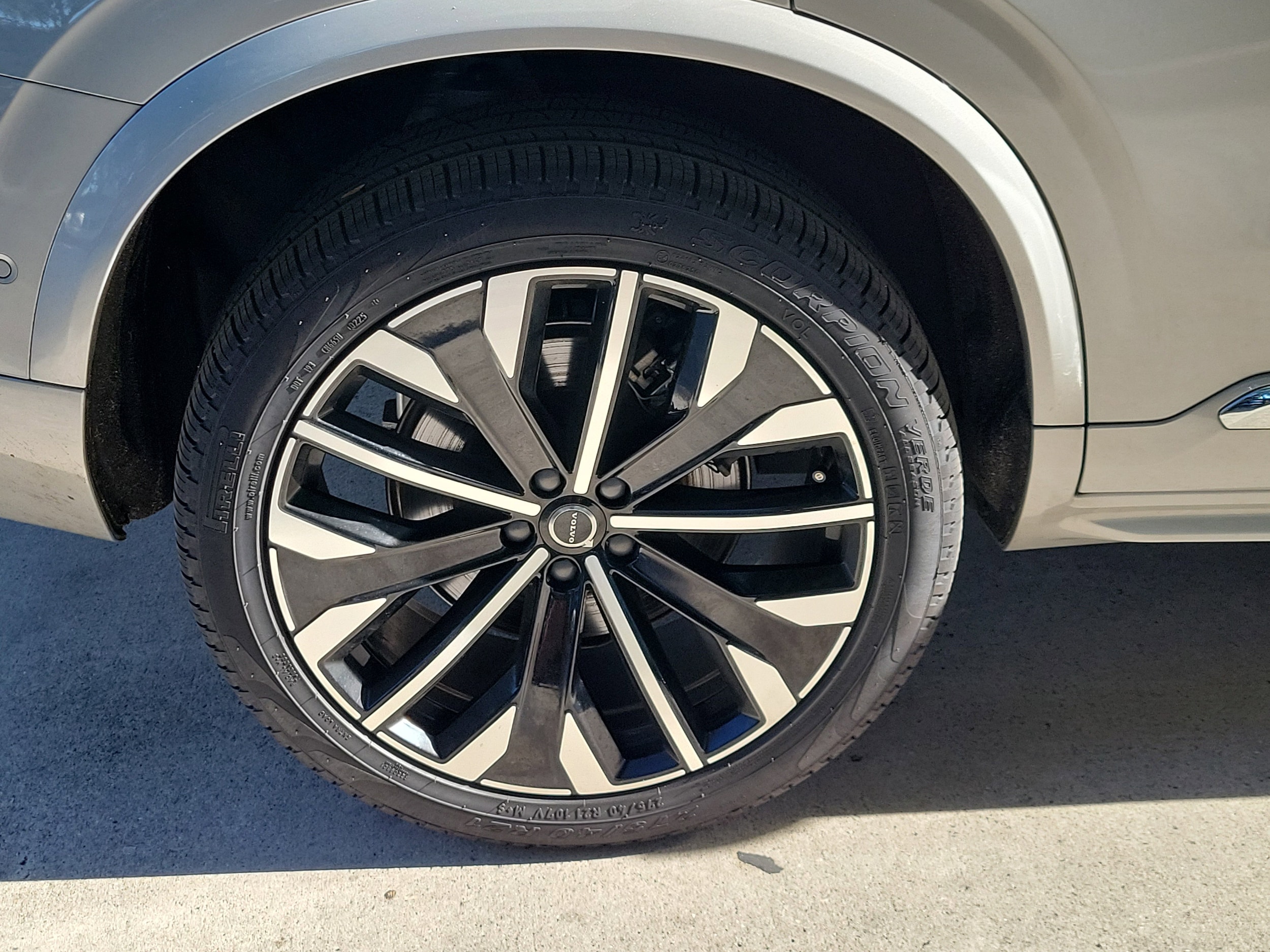 2025 Volvo XC90 Plus - Photo 10