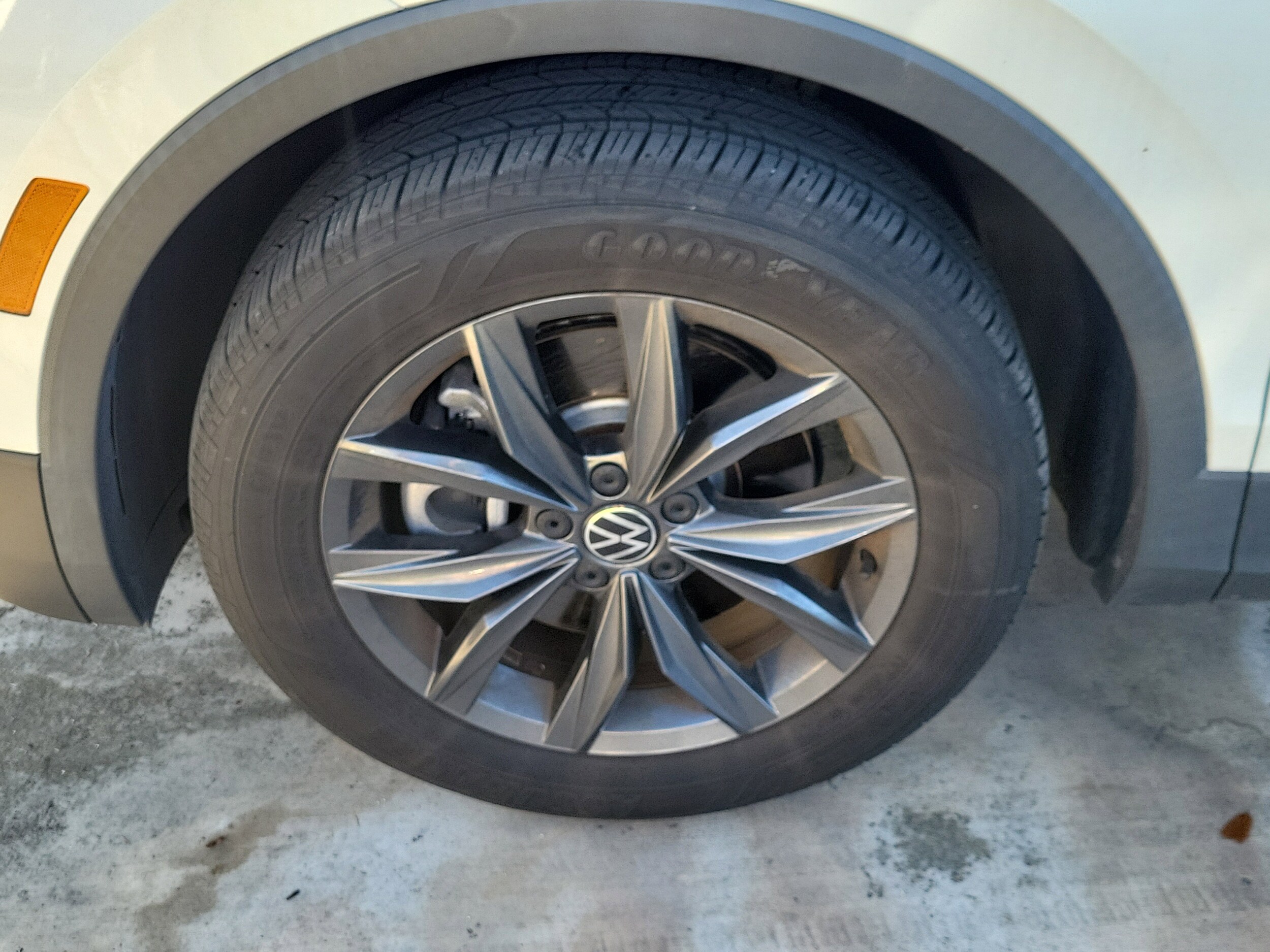 2023 Volkswagen Tiguan SE photo 3
