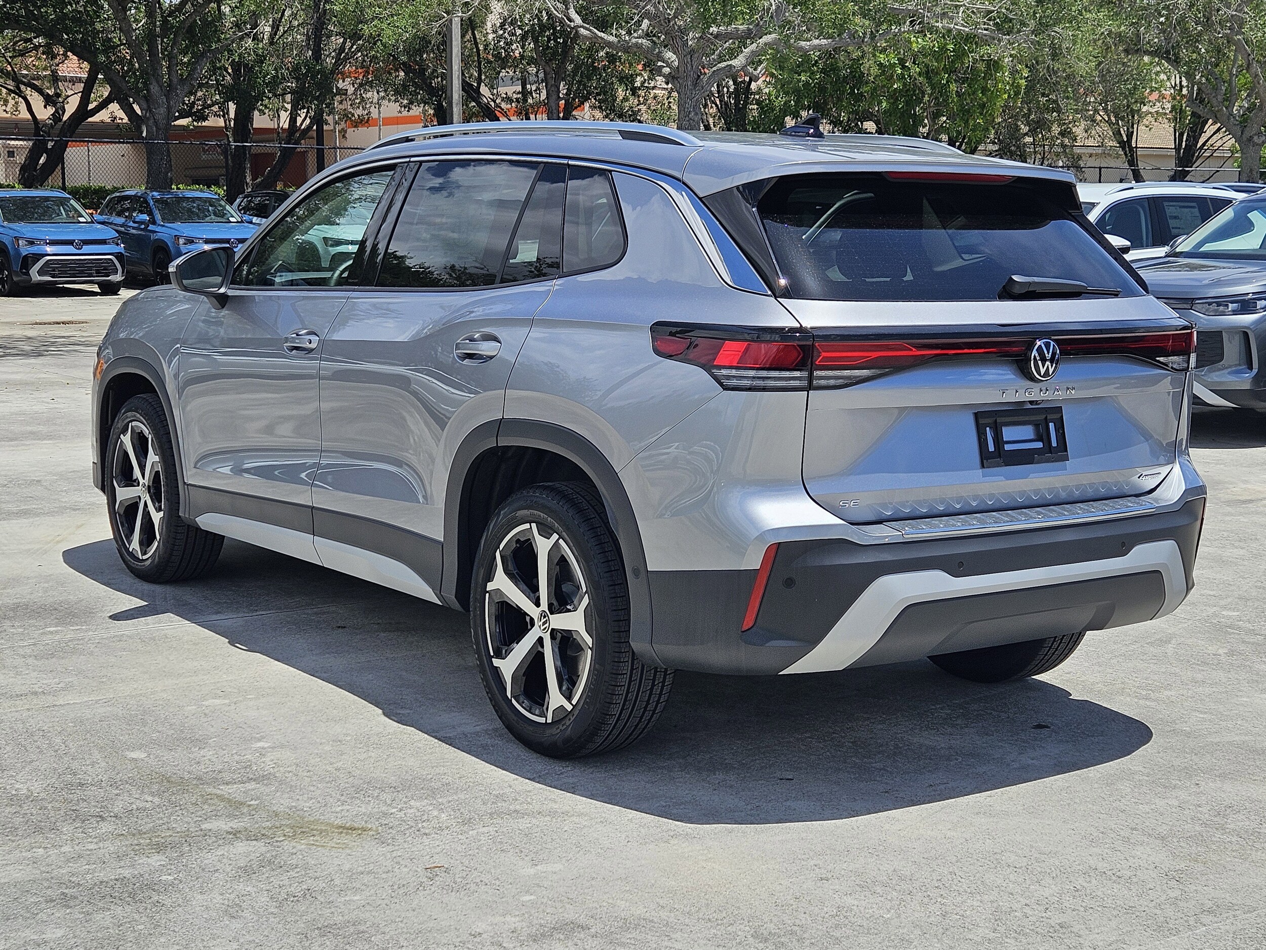 2025 Volkswagen Tiguan SE photo 3