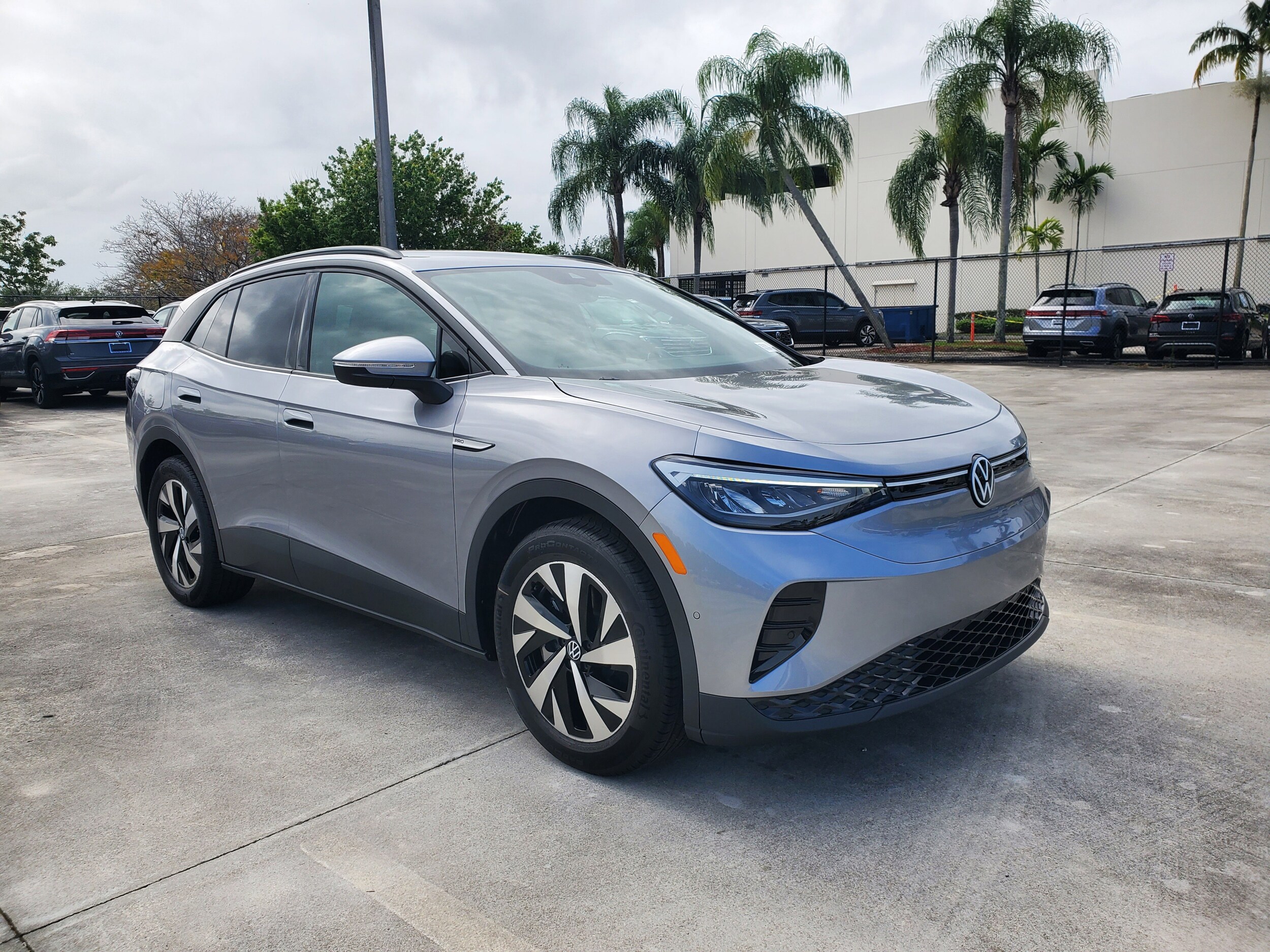 2025 Volkswagen ID.4 Pro photo 2