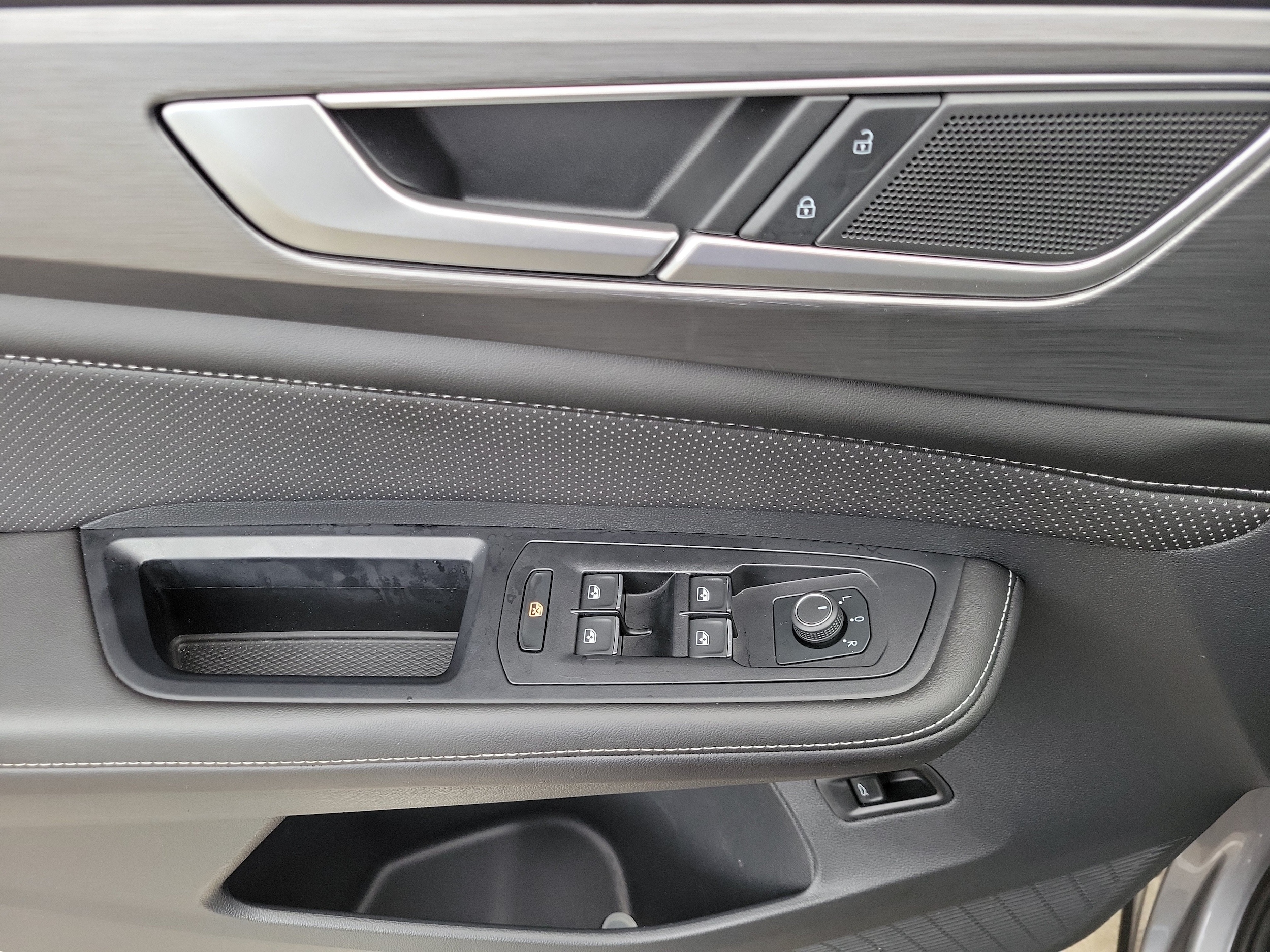 2024 Volkswagen Atlas Cross Sport SE w/Tech - Photo 19