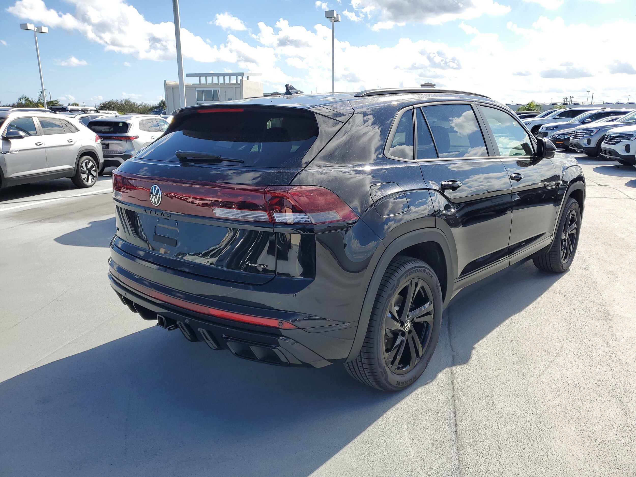 2026 Volkswagen Atlas Cross Sport SEL R-Line photo 3