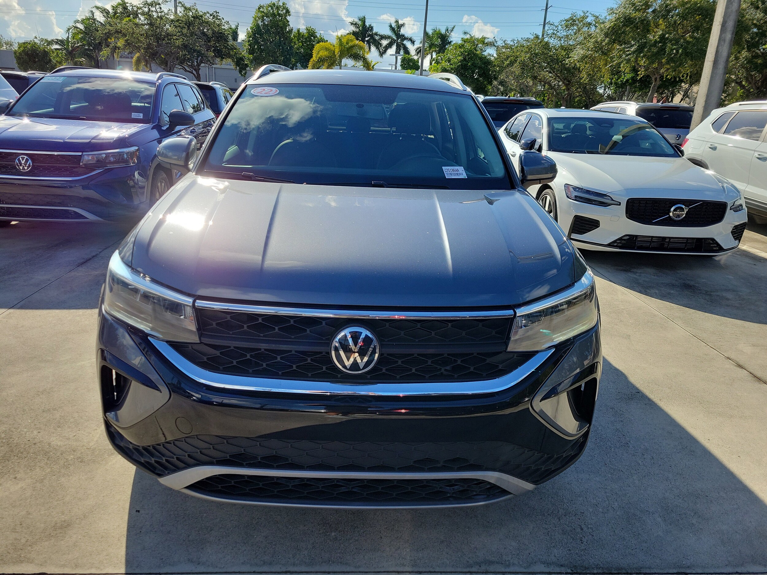 2022 Volkswagen Taos SE photo 2