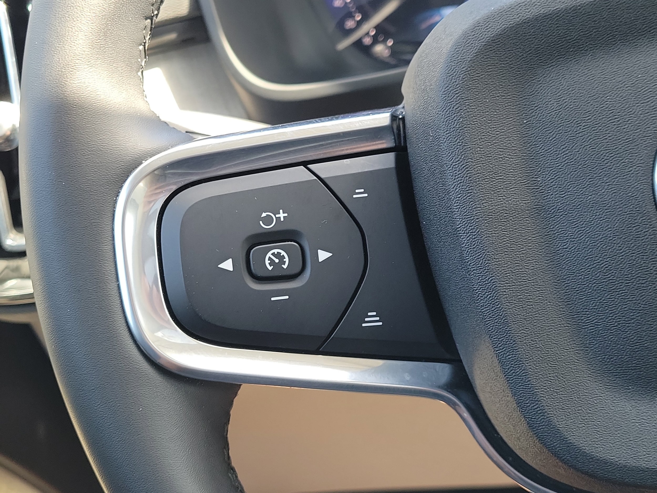 2024 Volvo XC40 Plus - Photo 24