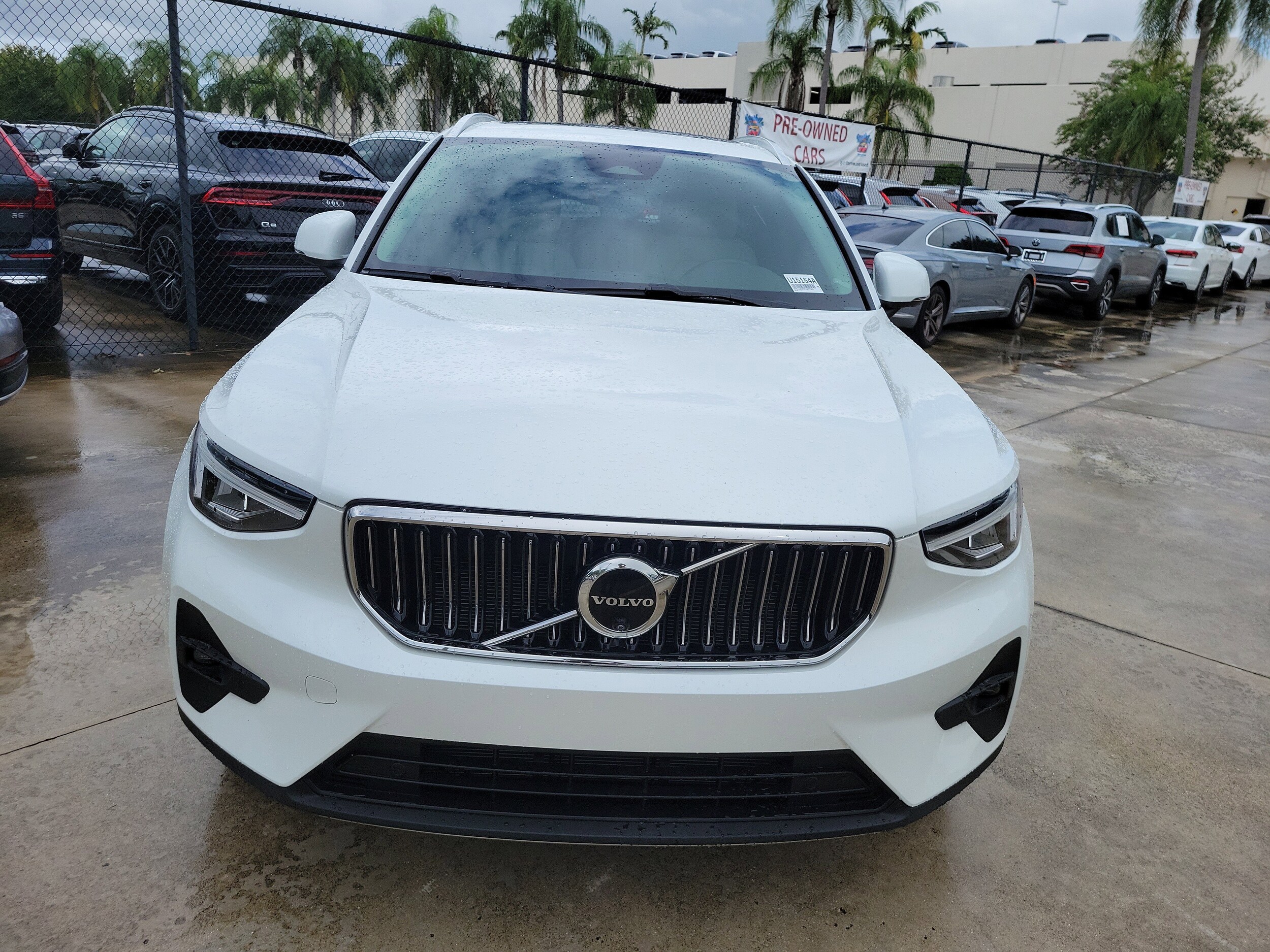 2024 Volvo XC40 Plus photo 2