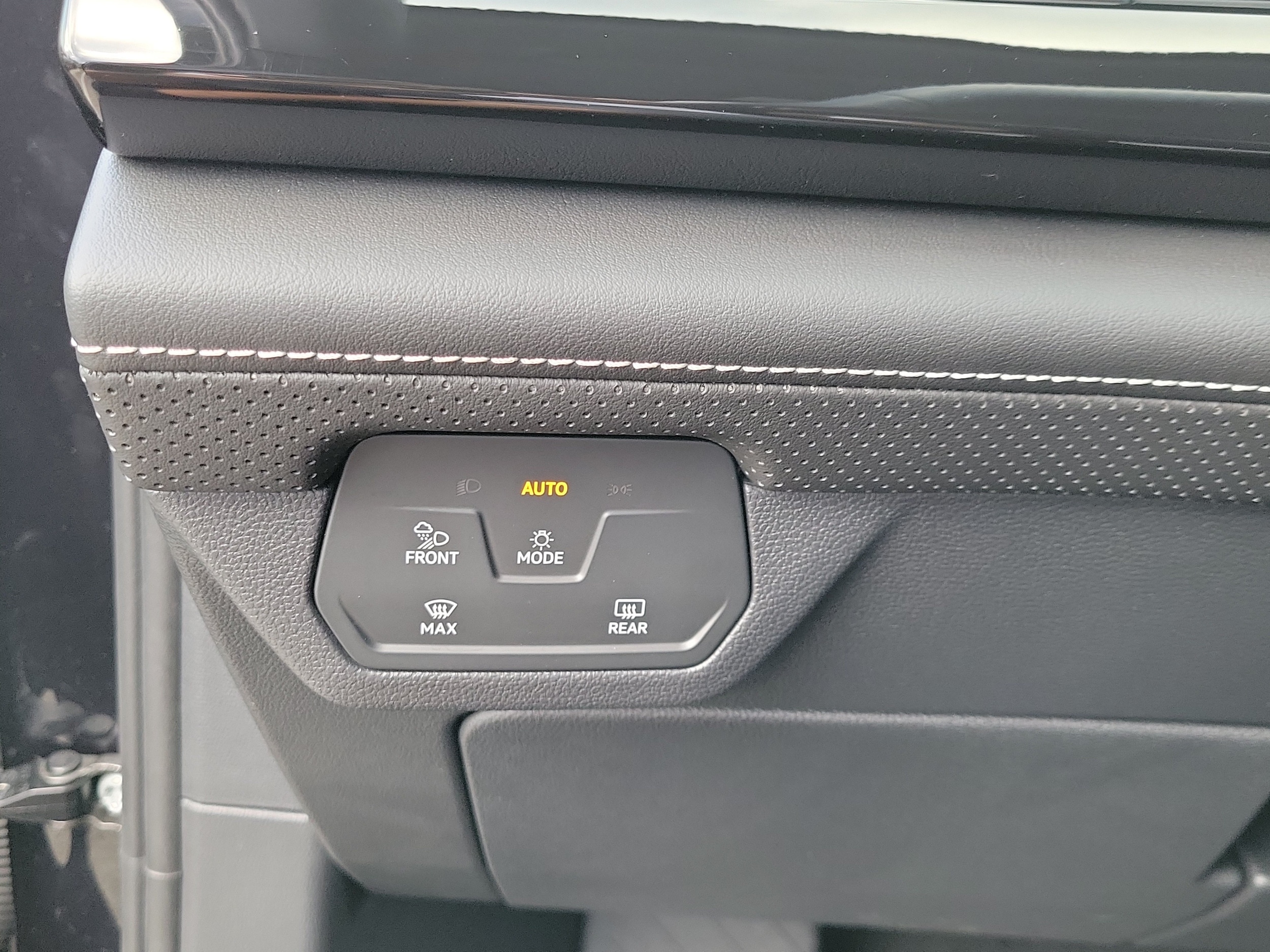 2025 Volkswagen Atlas Cross Sport SE w/Tech - Photo 17