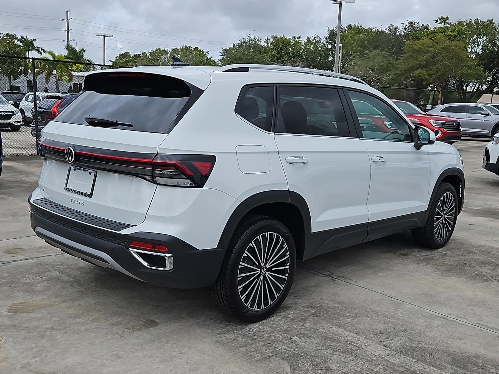 2025 Volkswagen Taos SE photo 3
