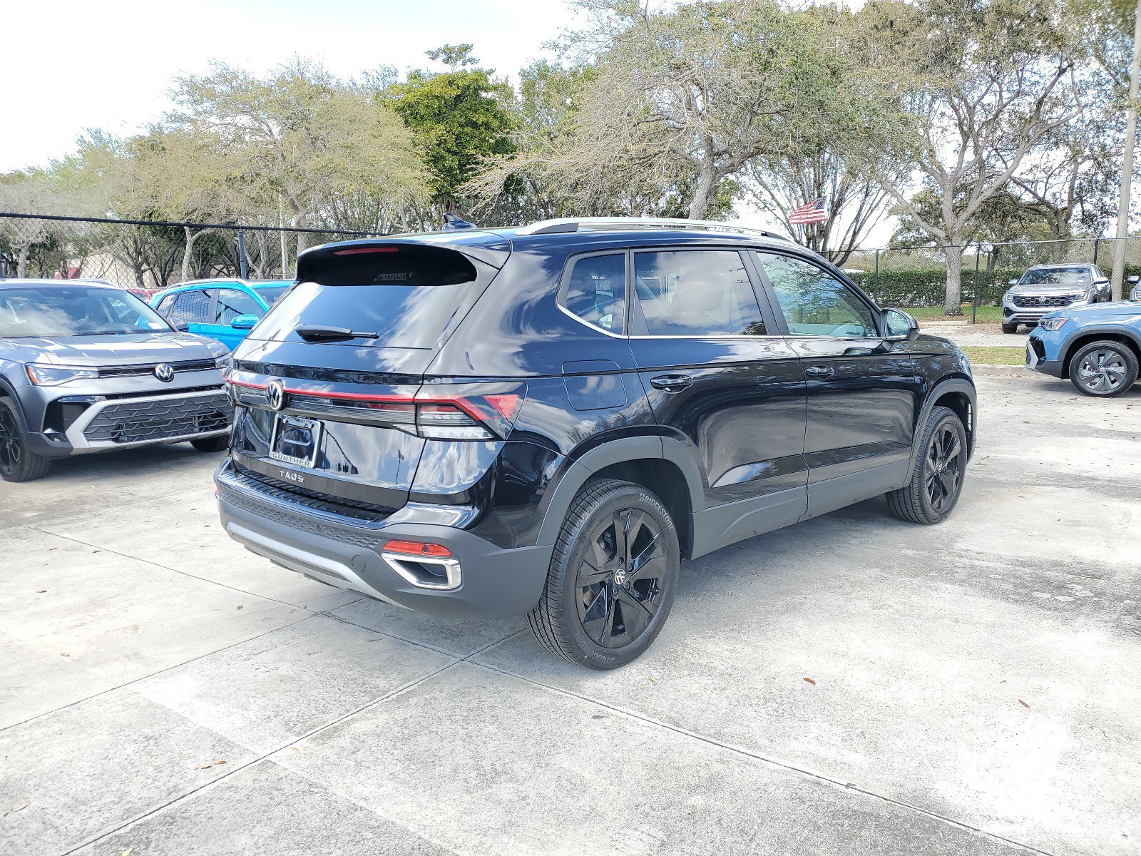 2025 Volkswagen Taos SE photo 3