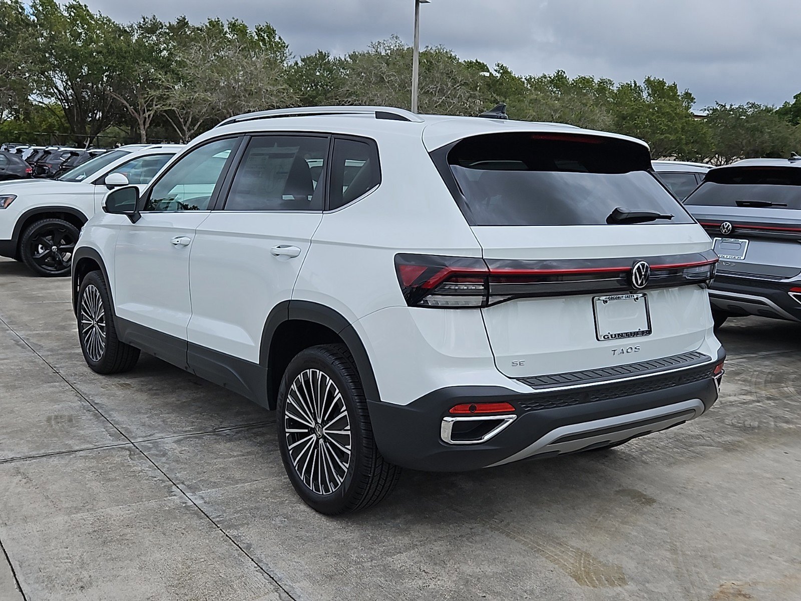 2025 Volkswagen Taos SE photo 4