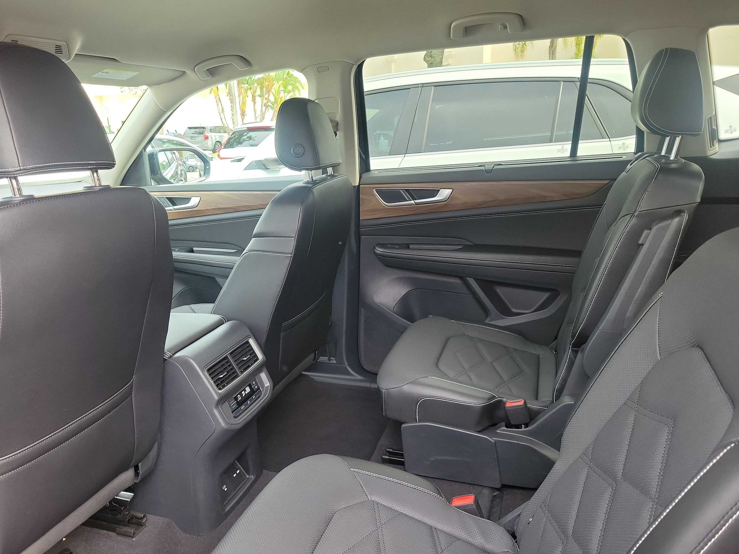 2024 Volkswagen Atlas SE w/Tech - Photo 10
