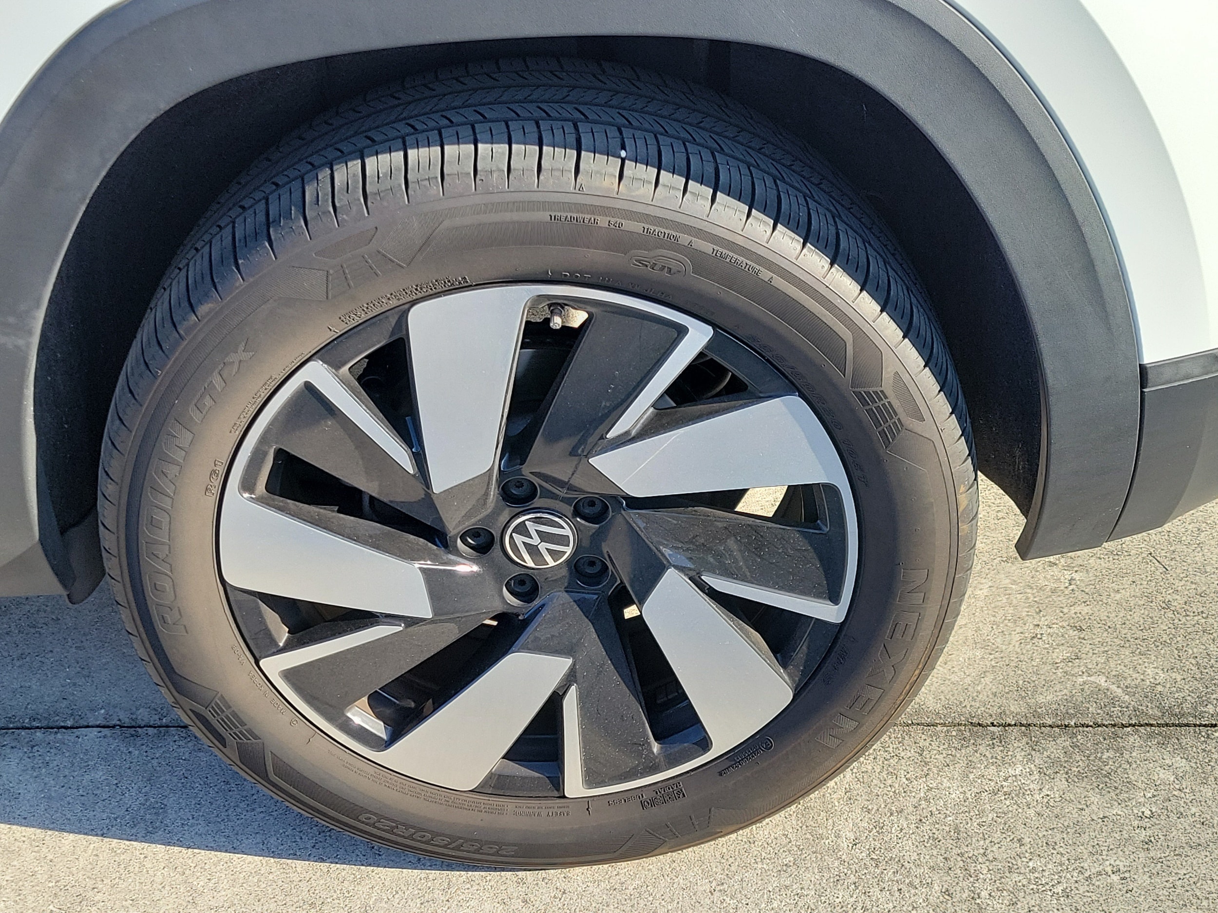2024 Volkswagen Atlas Cross Sport SE w/Tech - Photo 6