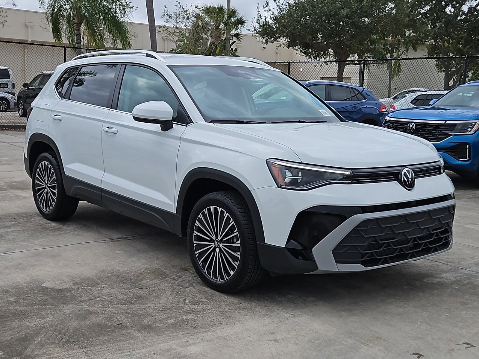2025 Volkswagen Taos SE photo 2