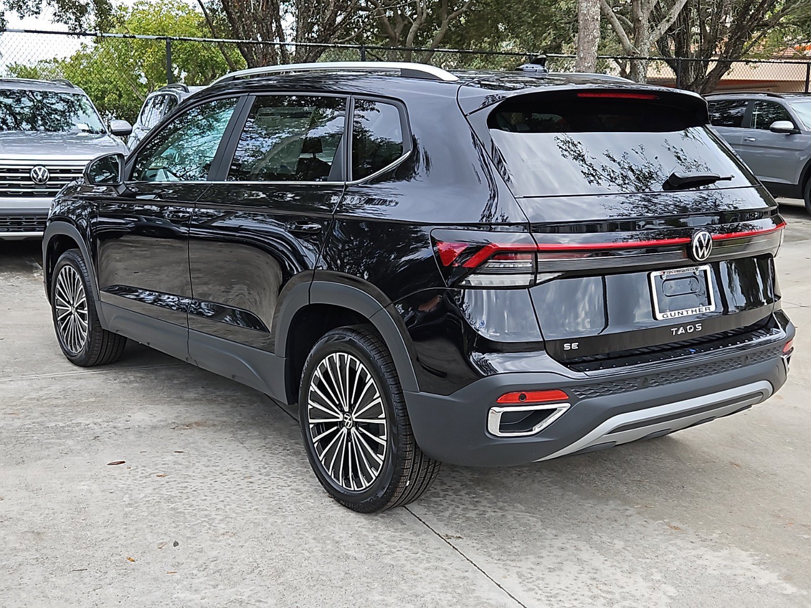 2025 Volkswagen Taos SE photo 4