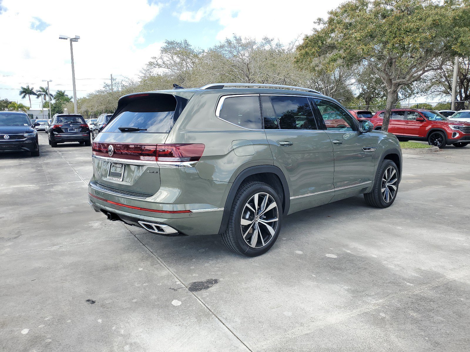 2025 Volkswagen Atlas SEL Premium R-Line photo 3