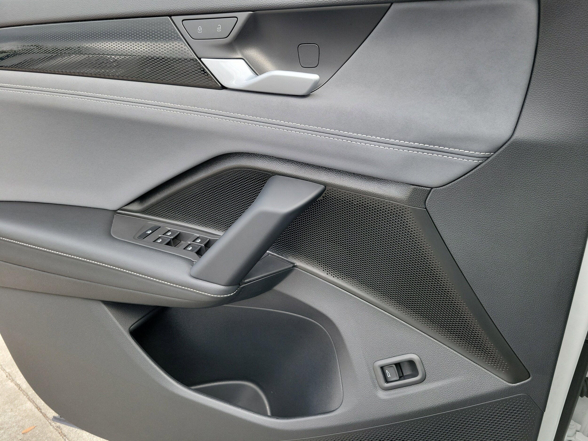2025 Volkswagen Tiguan SE - Photo 21
