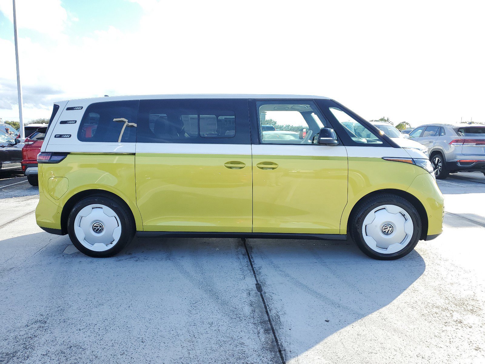 2025 Volkswagen ID. Buzz photo 4