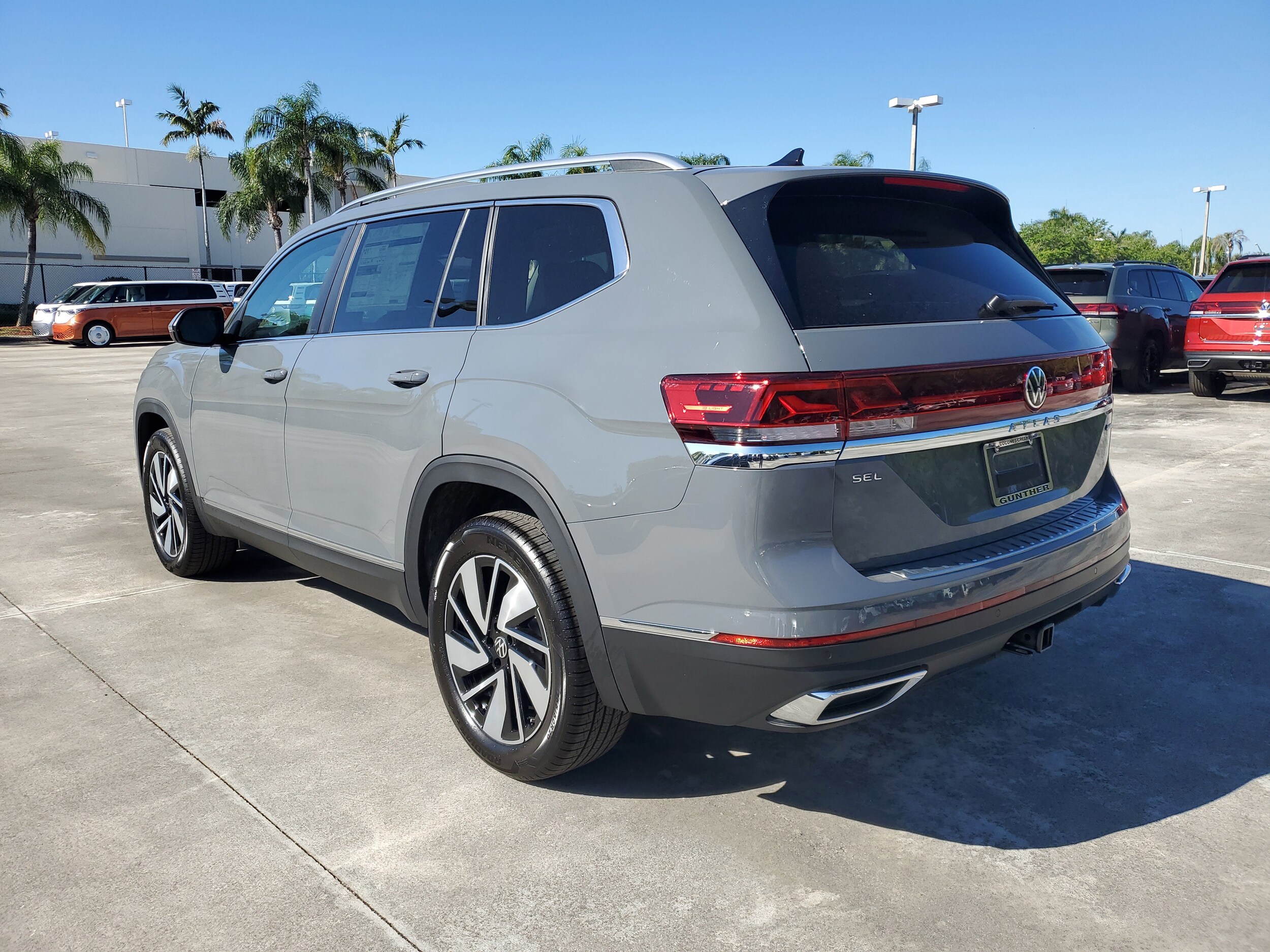 2025 Volkswagen Atlas SEL photo 4